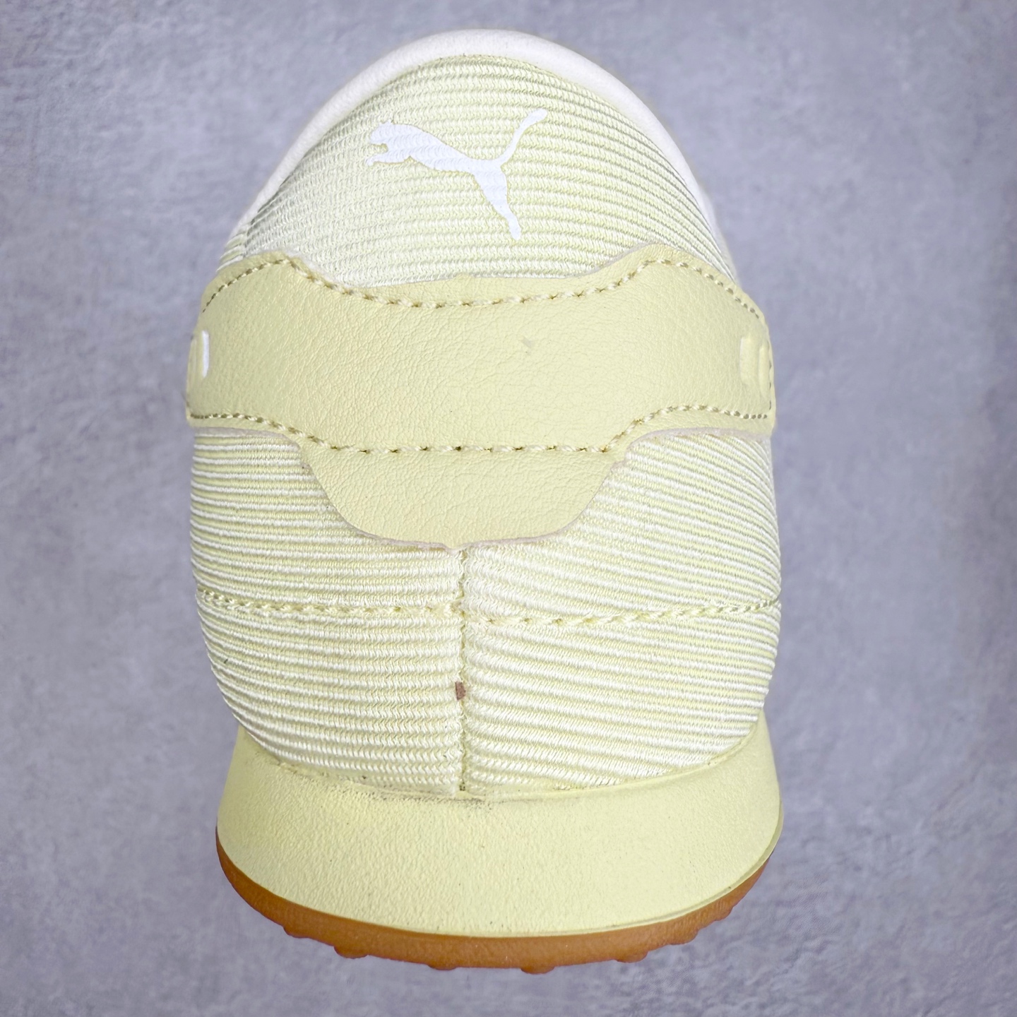 图片[8]-PUMA Bella UT Low 彪马贝拉UT系列低帮薄底德训复古风经典百搭休闲慢跑鞋 继将 Speedcat OG 带回后，近日 Puma 再以品牌档案室的经典鞋型 Bella OG 为蓝本，推出契合时下薄底球鞋趋势的 Bella UT 鞋款。自 21 世纪初问世以来，Bella OG 鞋型以其独特的薄底设计和上翻外底设计收获了众多年轻拥趸，更是 PUMA DNA 中不可磨灭的经典。此番重新推出的 Bella UT 鞋款，整体鞋面采用上乘皮革材质，并延续 Formstrip 设计语言；鞋头处采用精致的包头设计，搭配麂皮材质提升质感；鞋底部分保留 Bella 鞋款标志性的薄底和点状橡胶外底，上翘的设计包裹鞋面；鞋舌与鞋跟分别点缀美洲狮 Logo 与品牌字母 Logo。值得一提的是，本次 Bella UT 鞋款搭载 SOFTFOAM+ 鞋垫，兼顾美学设计与穿着舒适度。而配色上则提供白、黄、蓝、银、粉五款颜色。尺码：35.5 36 37 37.5 38 39 39.5 40 40.5 41 42 42.5 43 44 44.5 45-选品中心