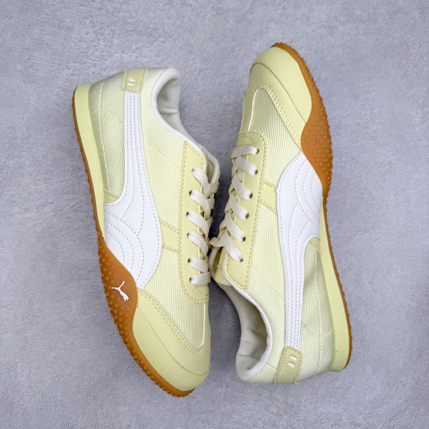 图片[3]-PUMA Bella UT Low 彪马贝拉UT系列低帮薄底德训复古风经典百搭休闲慢跑鞋 继将 Speedcat OG 带回后，近日 Puma 再以品牌档案室的经典鞋型 Bella OG 为蓝本，推出契合时下薄底球鞋趋势的 Bella UT 鞋款。自 21 世纪初问世以来，Bella OG 鞋型以其独特的薄底设计和上翻外底设计收获了众多年轻拥趸，更是 PUMA DNA 中不可磨灭的经典。此番重新推出的 Bella UT 鞋款，整体鞋面采用上乘皮革材质，并延续 Formstrip 设计语言；鞋头处采用精致的包头设计，搭配麂皮材质提升质感；鞋底部分保留 Bella 鞋款标志性的薄底和点状橡胶外底，上翘的设计包裹鞋面；鞋舌与鞋跟分别点缀美洲狮 Logo 与品牌字母 Logo。值得一提的是，本次 Bella UT 鞋款搭载 SOFTFOAM+ 鞋垫，兼顾美学设计与穿着舒适度。而配色上则提供白、黄、蓝、银、粉五款颜色。尺码：35.5 36 37 37.5 38 39 39.5 40 40.5 41 42 42.5 43 44 44.5 45-选品中心