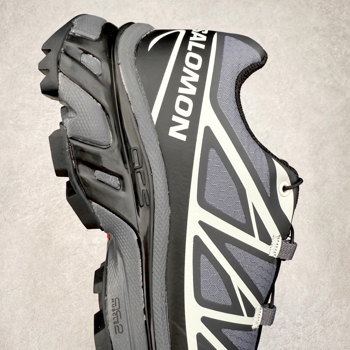 图片[6]-＃绿X/GX Salomon XT-6 萨洛蒙复古潮流户外机能登山跑鞋 纯原外贸平台特供订单 耗时半年巨作 全套原纸板楦头开发 原厂特供网布配套加持 确保原汁原味 完美呈现版型 原档数据独家私模五层组合大底 男女鞋同步官方开发至46.5 原装Ortholite轻量化鞋垫 中底布带钢印编号 原厂TPU锁扣 进口港宝加持 后跟自然饱满 还原公司包裹性 鞋面以“锯齿”状的包裹系统呈现 在基色底之下加入了各种色点缀 将公司的最新技术和时尚前卫的造型融入耐用的长跑款式中 鞋面由 TPU 薄膜制成 并焊接在高耐磨网眼上 使其既时尚又坚固 由 ACS底盘支撑 可增强稳定性和支撑力 以及由橡胶凸耳 Contragrip外底覆盖的 EVA 缓冲中底 旨在应对崎岖的地形 鞋舌上的彩色Salomon 标签、Quicklace 系统以及鞋头、鞋舌和鞋跟上的附加品牌使细节更加完美 让穿着者可以轻松驾驭户外与通勤下的任何运动生活场景 无缝鞋身户外随意纵横 颜值与脚感兼备 出街通勤 绝对非常吸睛 你值得拥有 尺码：36 36.5 37.5 38 38.5 39 40 40.5 41 42 42.5 43 44 44.5 45 46 46.5 注意：偏小1码-选品中心