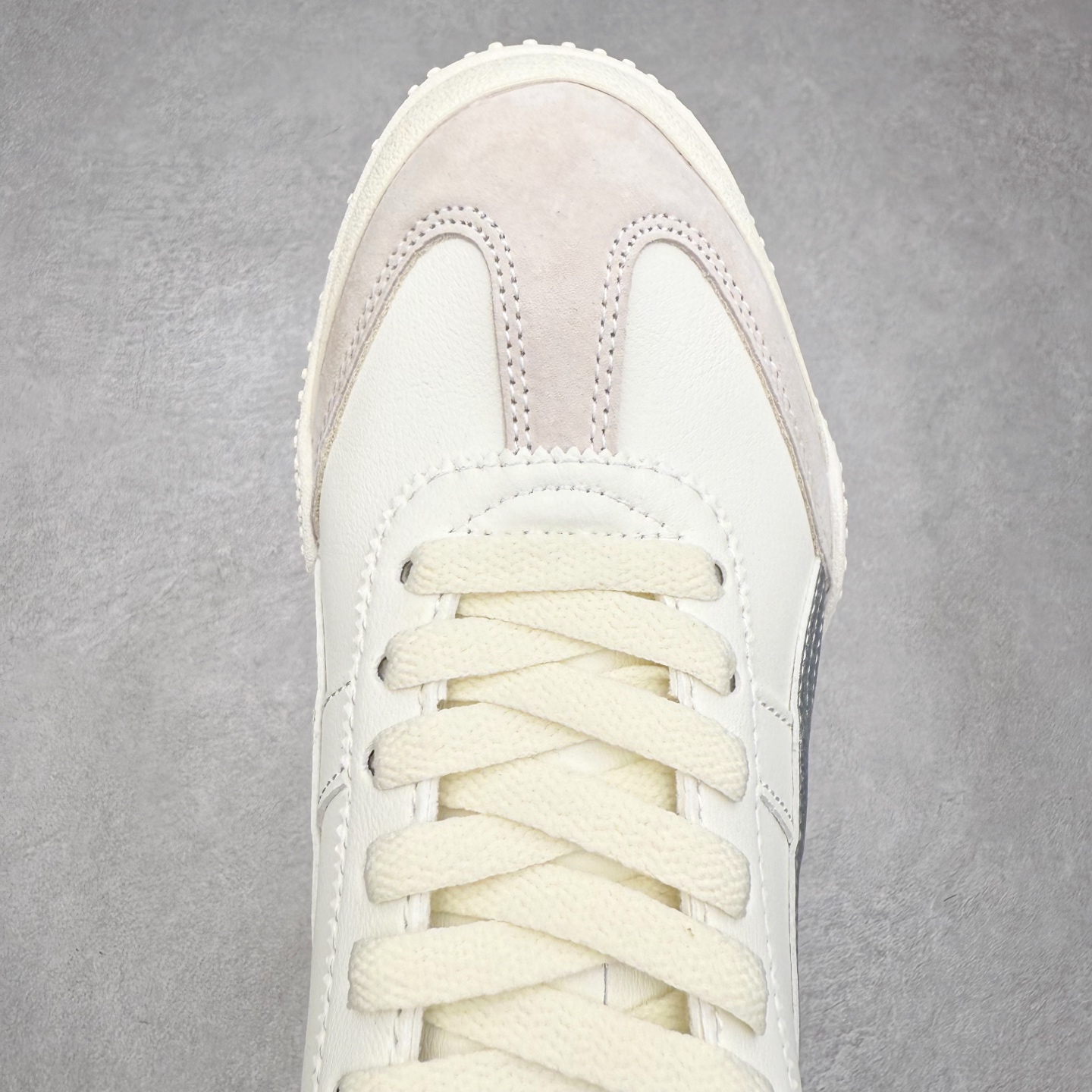 图片[4]-PUMA Bella UT Low 彪马贝拉UT系列低帮薄底德训复古风经典百搭休闲慢跑鞋 继将 Speedcat OG 带回后，近日 Puma 再以品牌档案室的经典鞋型 Bella OG 为蓝本，推出契合时下薄底球鞋趋势的 Bella UT 鞋款。自 21 世纪初问世以来，Bella OG 鞋型以其独特的薄底设计和上翻外底设计收获了众多年轻拥趸，更是 PUMA DNA 中不可磨灭的经典。此番重新推出的 Bella UT 鞋款，整体鞋面采用上乘皮革材质，并延续 Formstrip 设计语言；鞋头处采用精致的包头设计，搭配麂皮材质提升质感；鞋底部分保留 Bella 鞋款标志性的薄底和点状橡胶外底，上翘的设计包裹鞋面；鞋舌与鞋跟分别点缀美洲狮 Logo 与品牌字母 Logo。值得一提的是，本次 Bella UT 鞋款搭载 SOFTFOAM+ 鞋垫，兼顾美学设计与穿着舒适度。而配色上则提供白、黄、蓝、银、粉五款颜色。尺码：35.5 36 37 37.5 38 39 39.5 40 40.5 41 42 42.5 43 44 44.5 45-选品中心