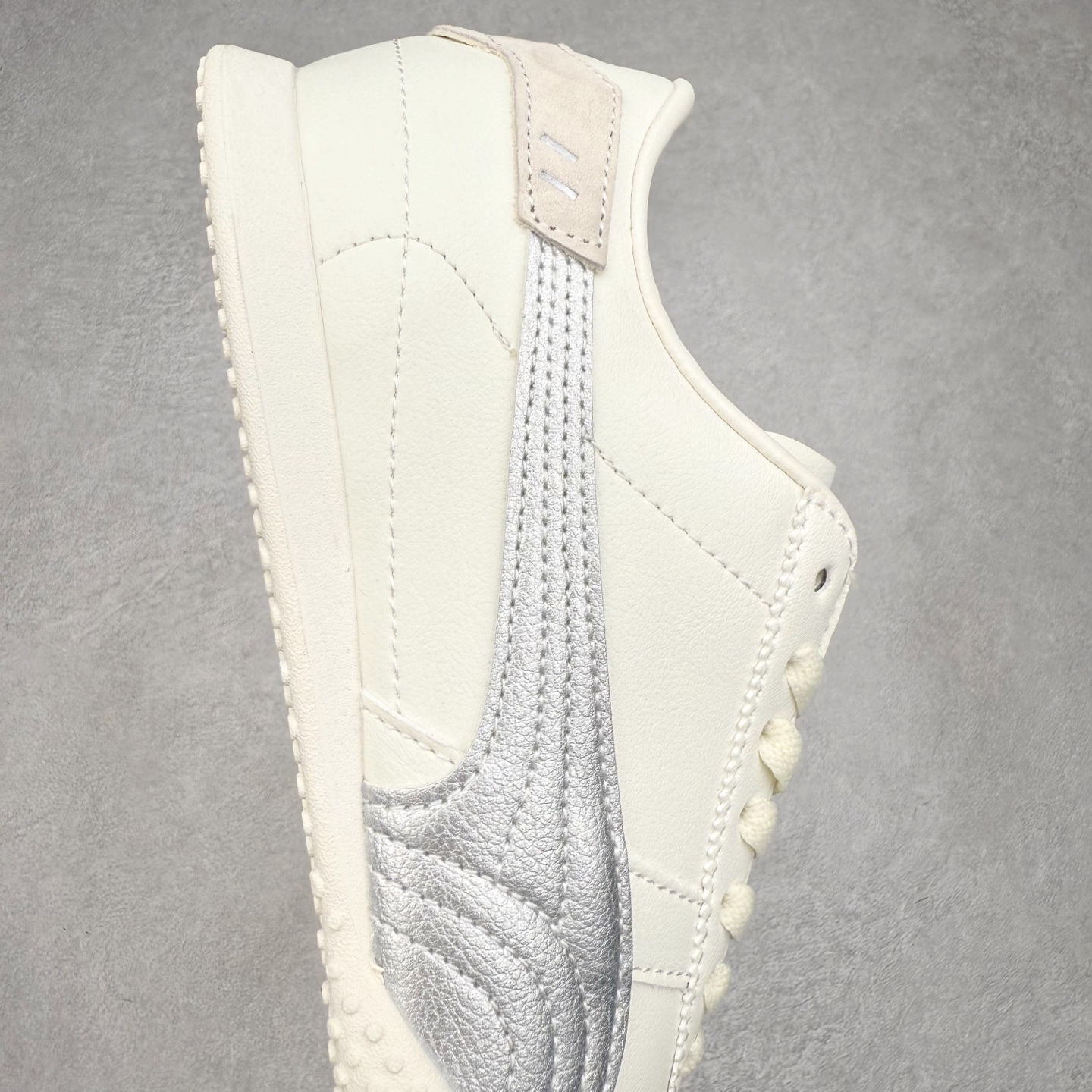 图片[6]-PUMA Bella UT Low 彪马贝拉UT系列低帮薄底德训复古风经典百搭休闲慢跑鞋 继将 Speedcat OG 带回后，近日 Puma 再以品牌档案室的经典鞋型 Bella OG 为蓝本，推出契合时下薄底球鞋趋势的 Bella UT 鞋款。自 21 世纪初问世以来，Bella OG 鞋型以其独特的薄底设计和上翻外底设计收获了众多年轻拥趸，更是 PUMA DNA 中不可磨灭的经典。此番重新推出的 Bella UT 鞋款，整体鞋面采用上乘皮革材质，并延续 Formstrip 设计语言；鞋头处采用精致的包头设计，搭配麂皮材质提升质感；鞋底部分保留 Bella 鞋款标志性的薄底和点状橡胶外底，上翘的设计包裹鞋面；鞋舌与鞋跟分别点缀美洲狮 Logo 与品牌字母 Logo。值得一提的是，本次 Bella UT 鞋款搭载 SOFTFOAM+ 鞋垫，兼顾美学设计与穿着舒适度。而配色上则提供白、黄、蓝、银、粉五款颜色。尺码：35.5 36 37 37.5 38 39 39.5 40 40.5 41 42 42.5 43 44 44.5 45-选品中心