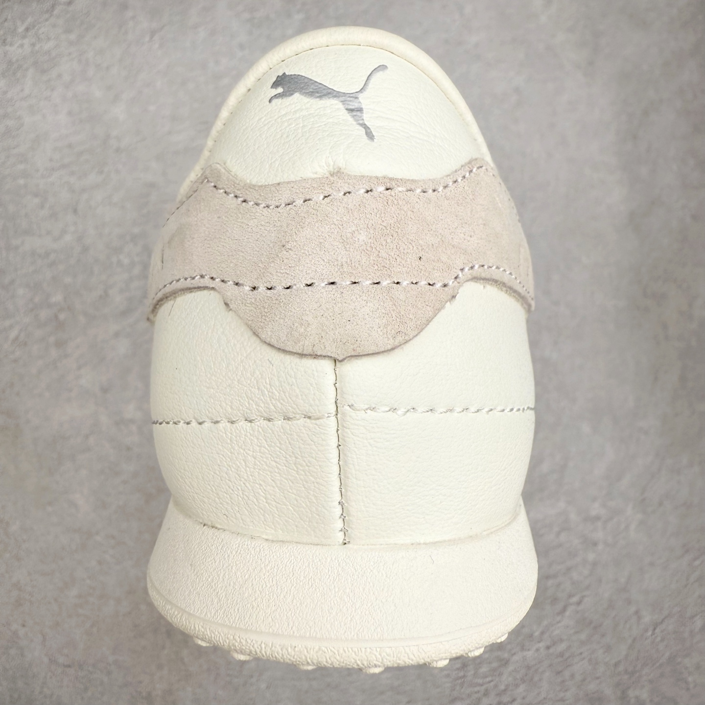 图片[8]-PUMA Bella UT Low 彪马贝拉UT系列低帮薄底德训复古风经典百搭休闲慢跑鞋 继将 Speedcat OG 带回后，近日 Puma 再以品牌档案室的经典鞋型 Bella OG 为蓝本，推出契合时下薄底球鞋趋势的 Bella UT 鞋款。自 21 世纪初问世以来，Bella OG 鞋型以其独特的薄底设计和上翻外底设计收获了众多年轻拥趸，更是 PUMA DNA 中不可磨灭的经典。此番重新推出的 Bella UT 鞋款，整体鞋面采用上乘皮革材质，并延续 Formstrip 设计语言；鞋头处采用精致的包头设计，搭配麂皮材质提升质感；鞋底部分保留 Bella 鞋款标志性的薄底和点状橡胶外底，上翘的设计包裹鞋面；鞋舌与鞋跟分别点缀美洲狮 Logo 与品牌字母 Logo。值得一提的是，本次 Bella UT 鞋款搭载 SOFTFOAM+ 鞋垫，兼顾美学设计与穿着舒适度。而配色上则提供白、黄、蓝、银、粉五款颜色。尺码：35.5 36 37 37.5 38 39 39.5 40 40.5 41 42 42.5 43 44 44.5 45-选品中心