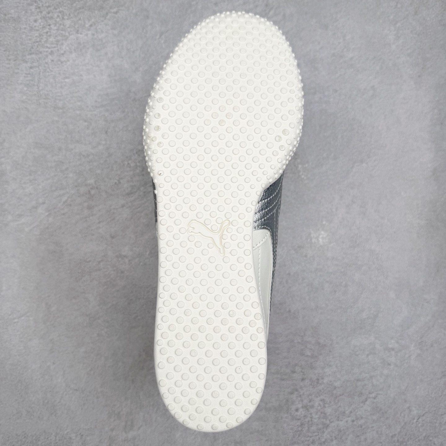 图片[9]-PUMA Bella UT Low 彪马贝拉UT系列低帮薄底德训复古风经典百搭休闲慢跑鞋 继将 Speedcat OG 带回后，近日 Puma 再以品牌档案室的经典鞋型 Bella OG 为蓝本，推出契合时下薄底球鞋趋势的 Bella UT 鞋款。自 21 世纪初问世以来，Bella OG 鞋型以其独特的薄底设计和上翻外底设计收获了众多年轻拥趸，更是 PUMA DNA 中不可磨灭的经典。此番重新推出的 Bella UT 鞋款，整体鞋面采用上乘皮革材质，并延续 Formstrip 设计语言；鞋头处采用精致的包头设计，搭配麂皮材质提升质感；鞋底部分保留 Bella 鞋款标志性的薄底和点状橡胶外底，上翘的设计包裹鞋面；鞋舌与鞋跟分别点缀美洲狮 Logo 与品牌字母 Logo。值得一提的是，本次 Bella UT 鞋款搭载 SOFTFOAM+ 鞋垫，兼顾美学设计与穿着舒适度。而配色上则提供白、黄、蓝、银、粉五款颜色。尺码：35.5 36 37 37.5 38 39 39.5 40 40.5 41 42 42.5 43 44 44.5 45-选品中心