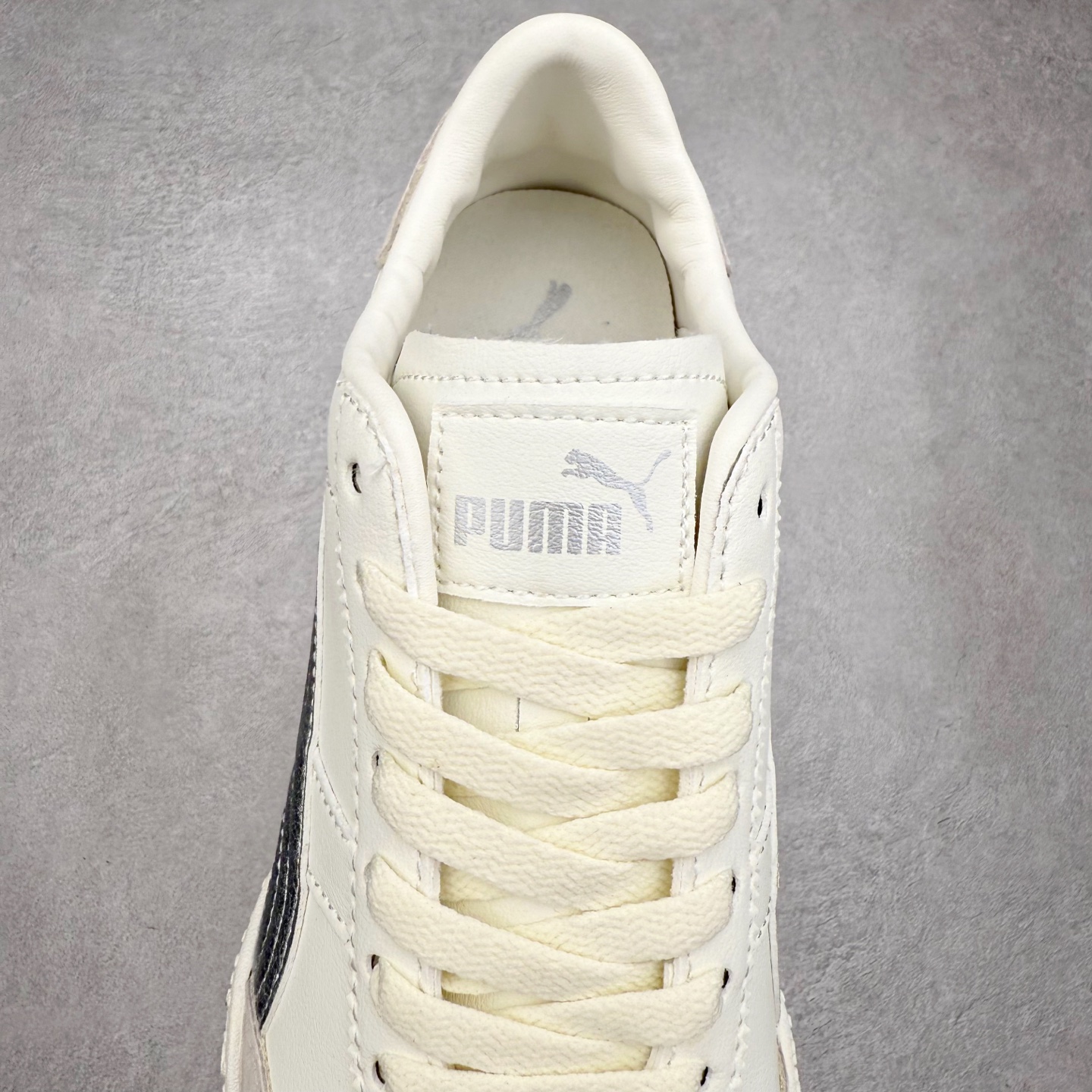 图片[5]-PUMA Bella UT Low 彪马贝拉UT系列低帮薄底德训复古风经典百搭休闲慢跑鞋 继将 Speedcat OG 带回后，近日 Puma 再以品牌档案室的经典鞋型 Bella OG 为蓝本，推出契合时下薄底球鞋趋势的 Bella UT 鞋款。自 21 世纪初问世以来，Bella OG 鞋型以其独特的薄底设计和上翻外底设计收获了众多年轻拥趸，更是 PUMA DNA 中不可磨灭的经典。此番重新推出的 Bella UT 鞋款，整体鞋面采用上乘皮革材质，并延续 Formstrip 设计语言；鞋头处采用精致的包头设计，搭配麂皮材质提升质感；鞋底部分保留 Bella 鞋款标志性的薄底和点状橡胶外底，上翘的设计包裹鞋面；鞋舌与鞋跟分别点缀美洲狮 Logo 与品牌字母 Logo。值得一提的是，本次 Bella UT 鞋款搭载 SOFTFOAM+ 鞋垫，兼顾美学设计与穿着舒适度。而配色上则提供白、黄、蓝、银、粉五款颜色。尺码：35.5 36 37 37.5 38 39 39.5 40 40.5 41 42 42.5 43 44 44.5 45-选品中心