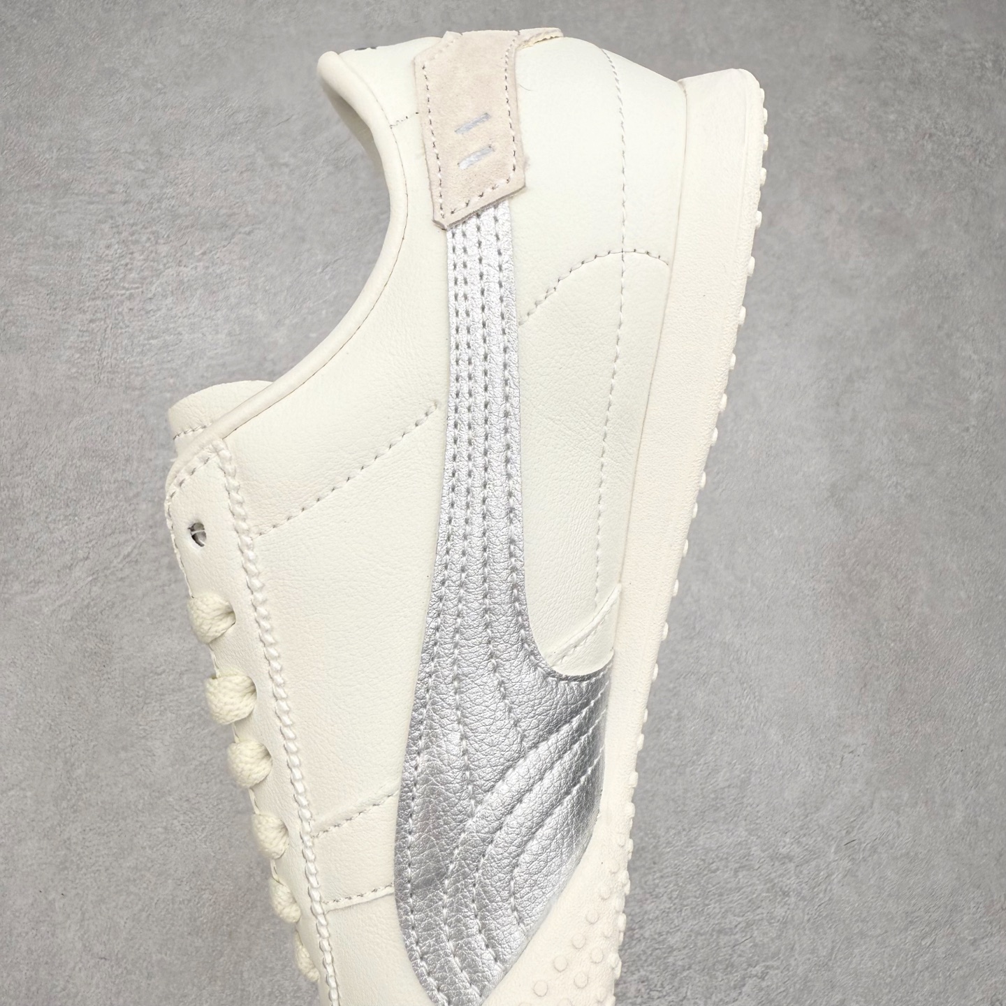 图片[7]-PUMA Bella UT Low 彪马贝拉UT系列低帮薄底德训复古风经典百搭休闲慢跑鞋 继将 Speedcat OG 带回后，近日 Puma 再以品牌档案室的经典鞋型 Bella OG 为蓝本，推出契合时下薄底球鞋趋势的 Bella UT 鞋款。自 21 世纪初问世以来，Bella OG 鞋型以其独特的薄底设计和上翻外底设计收获了众多年轻拥趸，更是 PUMA DNA 中不可磨灭的经典。此番重新推出的 Bella UT 鞋款，整体鞋面采用上乘皮革材质，并延续 Formstrip 设计语言；鞋头处采用精致的包头设计，搭配麂皮材质提升质感；鞋底部分保留 Bella 鞋款标志性的薄底和点状橡胶外底，上翘的设计包裹鞋面；鞋舌与鞋跟分别点缀美洲狮 Logo 与品牌字母 Logo。值得一提的是，本次 Bella UT 鞋款搭载 SOFTFOAM+ 鞋垫，兼顾美学设计与穿着舒适度。而配色上则提供白、黄、蓝、银、粉五款颜色。尺码：35.5 36 37 37.5 38 39 39.5 40 40.5 41 42 42.5 43 44 44.5 45-选品中心