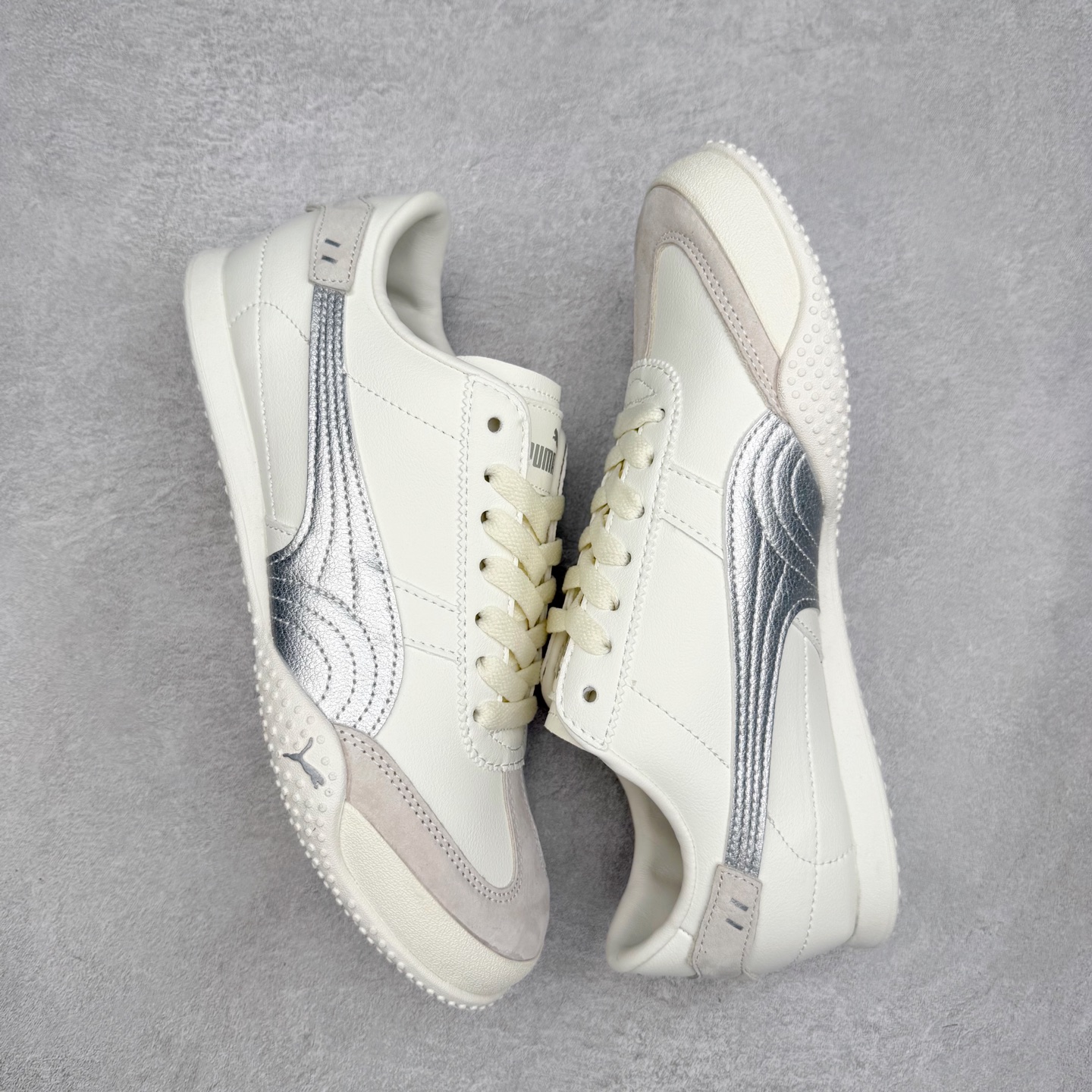 图片[3]-PUMA Bella UT Low 彪马贝拉UT系列低帮薄底德训复古风经典百搭休闲慢跑鞋 继将 Speedcat OG 带回后，近日 Puma 再以品牌档案室的经典鞋型 Bella OG 为蓝本，推出契合时下薄底球鞋趋势的 Bella UT 鞋款。自 21 世纪初问世以来，Bella OG 鞋型以其独特的薄底设计和上翻外底设计收获了众多年轻拥趸，更是 PUMA DNA 中不可磨灭的经典。此番重新推出的 Bella UT 鞋款，整体鞋面采用上乘皮革材质，并延续 Formstrip 设计语言；鞋头处采用精致的包头设计，搭配麂皮材质提升质感；鞋底部分保留 Bella 鞋款标志性的薄底和点状橡胶外底，上翘的设计包裹鞋面；鞋舌与鞋跟分别点缀美洲狮 Logo 与品牌字母 Logo。值得一提的是，本次 Bella UT 鞋款搭载 SOFTFOAM+ 鞋垫，兼顾美学设计与穿着舒适度。而配色上则提供白、黄、蓝、银、粉五款颜色。尺码：35.5 36 37 37.5 38 39 39.5 40 40.5 41 42 42.5 43 44 44.5 45-选品中心