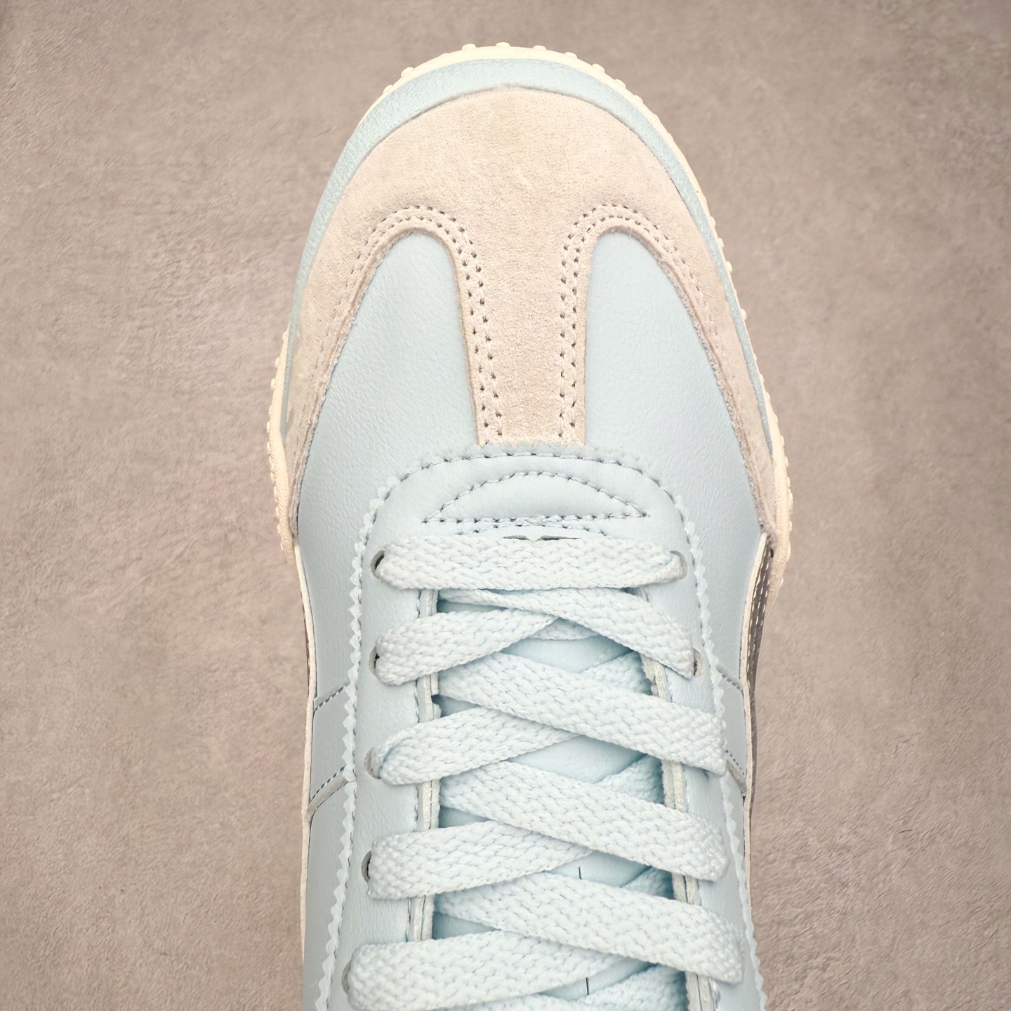 图片[4]-PUMA Bella UT Low 彪马贝拉UT系列低帮薄底德训复古风经典百搭休闲慢跑鞋 继将 Speedcat OG 带回后，近日 Puma 再以品牌档案室的经典鞋型 Bella OG 为蓝本，推出契合时下薄底球鞋趋势的 Bella UT 鞋款。自 21 世纪初问世以来，Bella OG 鞋型以其独特的薄底设计和上翻外底设计收获了众多年轻拥趸，更是 PUMA DNA 中不可磨灭的经典。此番重新推出的 Bella UT 鞋款，整体鞋面采用上乘皮革材质，并延续 Formstrip 设计语言；鞋头处采用精致的包头设计，搭配麂皮材质提升质感；鞋底部分保留 Bella 鞋款标志性的薄底和点状橡胶外底，上翘的设计包裹鞋面；鞋舌与鞋跟分别点缀美洲狮 Logo 与品牌字母 Logo。值得一提的是，本次 Bella UT 鞋款搭载 SOFTFOAM+ 鞋垫，兼顾美学设计与穿着舒适度。而配色上则提供白、黄、蓝、银、粉五款颜色。尺码：35.5 36 37 37.5 38 39 39.5 40 40.5 41 42 42.5 43 44 44.5 45-选品中心