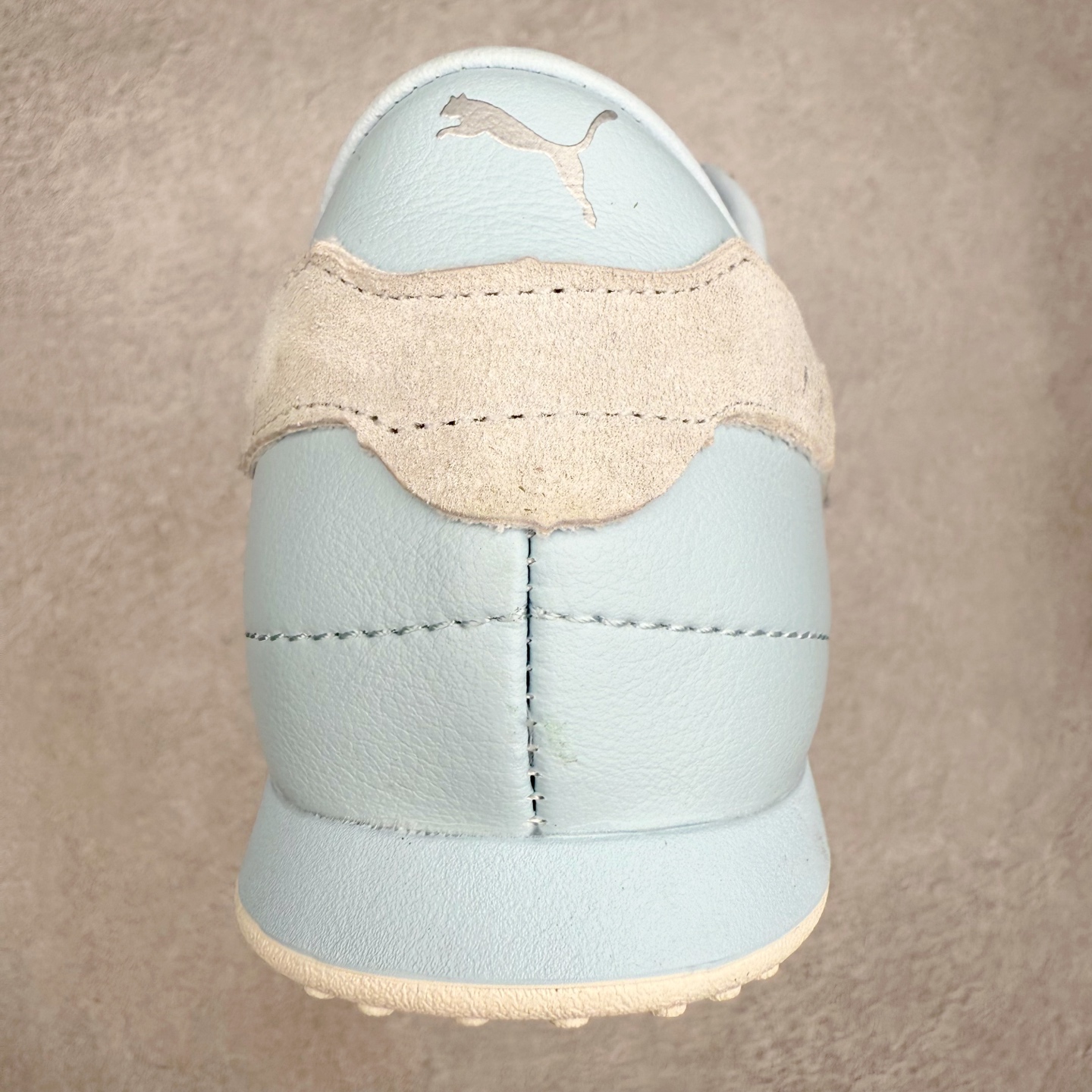 图片[8]-PUMA Bella UT Low 彪马贝拉UT系列低帮薄底德训复古风经典百搭休闲慢跑鞋 继将 Speedcat OG 带回后，近日 Puma 再以品牌档案室的经典鞋型 Bella OG 为蓝本，推出契合时下薄底球鞋趋势的 Bella UT 鞋款。自 21 世纪初问世以来，Bella OG 鞋型以其独特的薄底设计和上翻外底设计收获了众多年轻拥趸，更是 PUMA DNA 中不可磨灭的经典。此番重新推出的 Bella UT 鞋款，整体鞋面采用上乘皮革材质，并延续 Formstrip 设计语言；鞋头处采用精致的包头设计，搭配麂皮材质提升质感；鞋底部分保留 Bella 鞋款标志性的薄底和点状橡胶外底，上翘的设计包裹鞋面；鞋舌与鞋跟分别点缀美洲狮 Logo 与品牌字母 Logo。值得一提的是，本次 Bella UT 鞋款搭载 SOFTFOAM+ 鞋垫，兼顾美学设计与穿着舒适度。而配色上则提供白、黄、蓝、银、粉五款颜色。尺码：35.5 36 37 37.5 38 39 39.5 40 40.5 41 42 42.5 43 44 44.5 45-选品中心