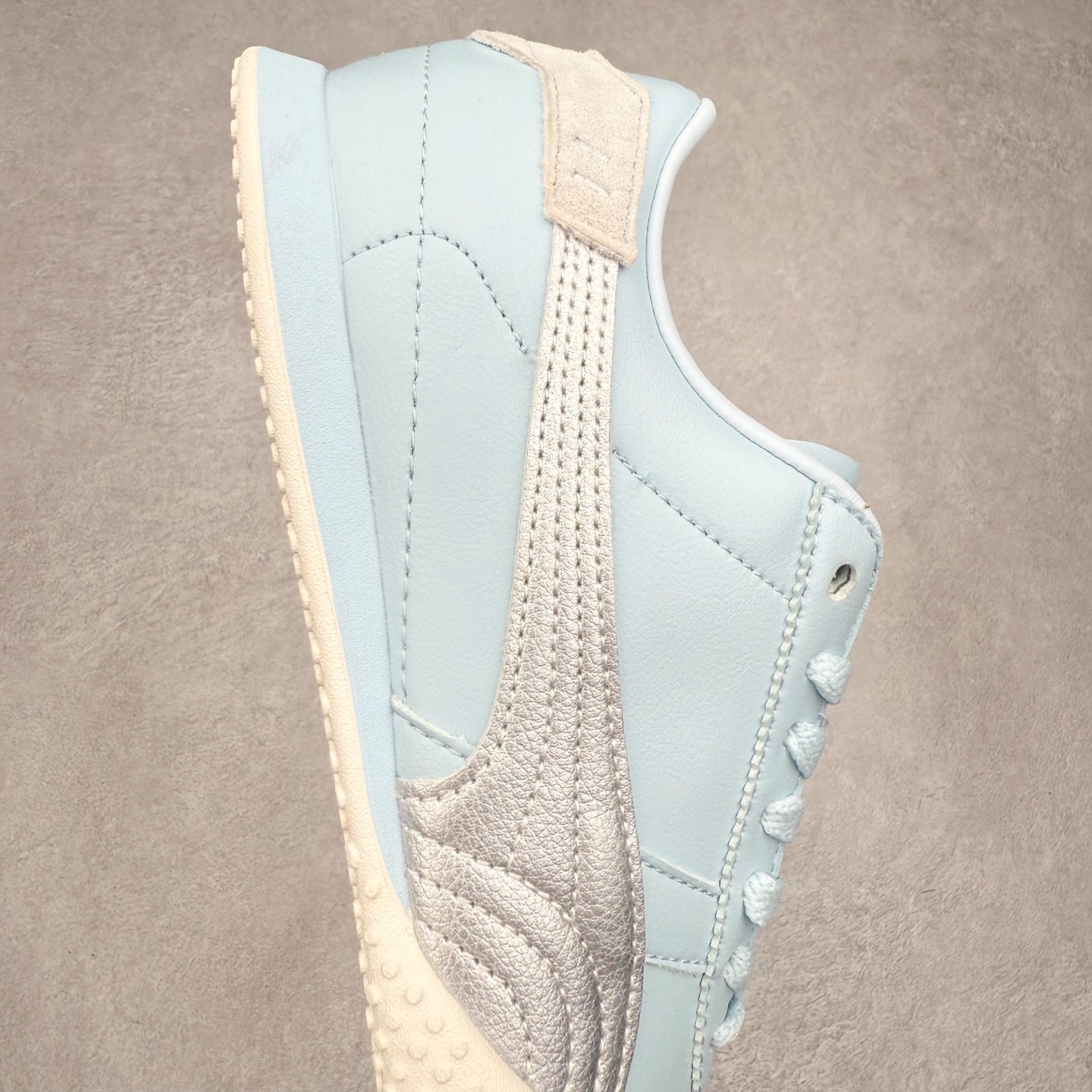 图片[6]-PUMA Bella UT Low 彪马贝拉UT系列低帮薄底德训复古风经典百搭休闲慢跑鞋 继将 Speedcat OG 带回后，近日 Puma 再以品牌档案室的经典鞋型 Bella OG 为蓝本，推出契合时下薄底球鞋趋势的 Bella UT 鞋款。自 21 世纪初问世以来，Bella OG 鞋型以其独特的薄底设计和上翻外底设计收获了众多年轻拥趸，更是 PUMA DNA 中不可磨灭的经典。此番重新推出的 Bella UT 鞋款，整体鞋面采用上乘皮革材质，并延续 Formstrip 设计语言；鞋头处采用精致的包头设计，搭配麂皮材质提升质感；鞋底部分保留 Bella 鞋款标志性的薄底和点状橡胶外底，上翘的设计包裹鞋面；鞋舌与鞋跟分别点缀美洲狮 Logo 与品牌字母 Logo。值得一提的是，本次 Bella UT 鞋款搭载 SOFTFOAM+ 鞋垫，兼顾美学设计与穿着舒适度。而配色上则提供白、黄、蓝、银、粉五款颜色。尺码：35.5 36 37 37.5 38 39 39.5 40 40.5 41 42 42.5 43 44 44.5 45-选品中心