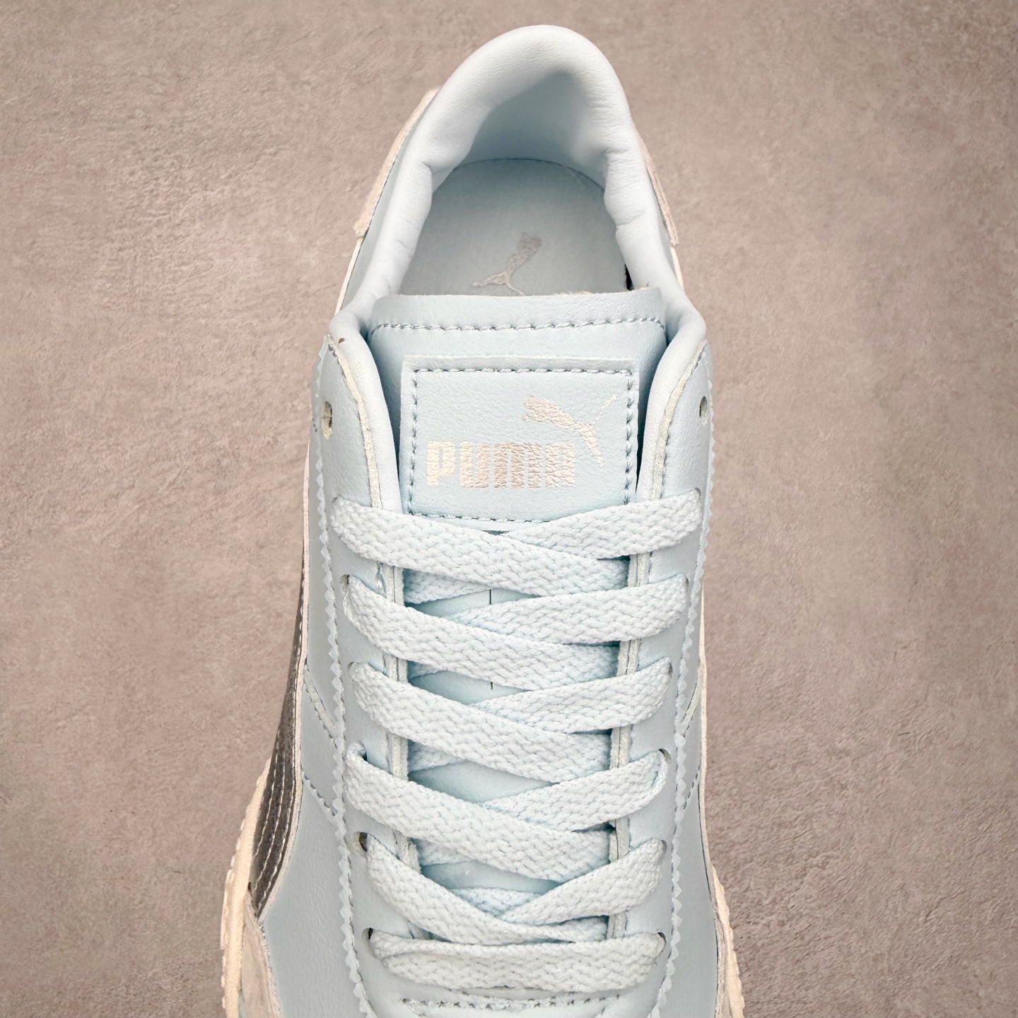 图片[5]-PUMA Bella UT Low 彪马贝拉UT系列低帮薄底德训复古风经典百搭休闲慢跑鞋 继将 Speedcat OG 带回后，近日 Puma 再以品牌档案室的经典鞋型 Bella OG 为蓝本，推出契合时下薄底球鞋趋势的 Bella UT 鞋款。自 21 世纪初问世以来，Bella OG 鞋型以其独特的薄底设计和上翻外底设计收获了众多年轻拥趸，更是 PUMA DNA 中不可磨灭的经典。此番重新推出的 Bella UT 鞋款，整体鞋面采用上乘皮革材质，并延续 Formstrip 设计语言；鞋头处采用精致的包头设计，搭配麂皮材质提升质感；鞋底部分保留 Bella 鞋款标志性的薄底和点状橡胶外底，上翘的设计包裹鞋面；鞋舌与鞋跟分别点缀美洲狮 Logo 与品牌字母 Logo。值得一提的是，本次 Bella UT 鞋款搭载 SOFTFOAM+ 鞋垫，兼顾美学设计与穿着舒适度。而配色上则提供白、黄、蓝、银、粉五款颜色。尺码：35.5 36 37 37.5 38 39 39.5 40 40.5 41 42 42.5 43 44 44.5 45-选品中心