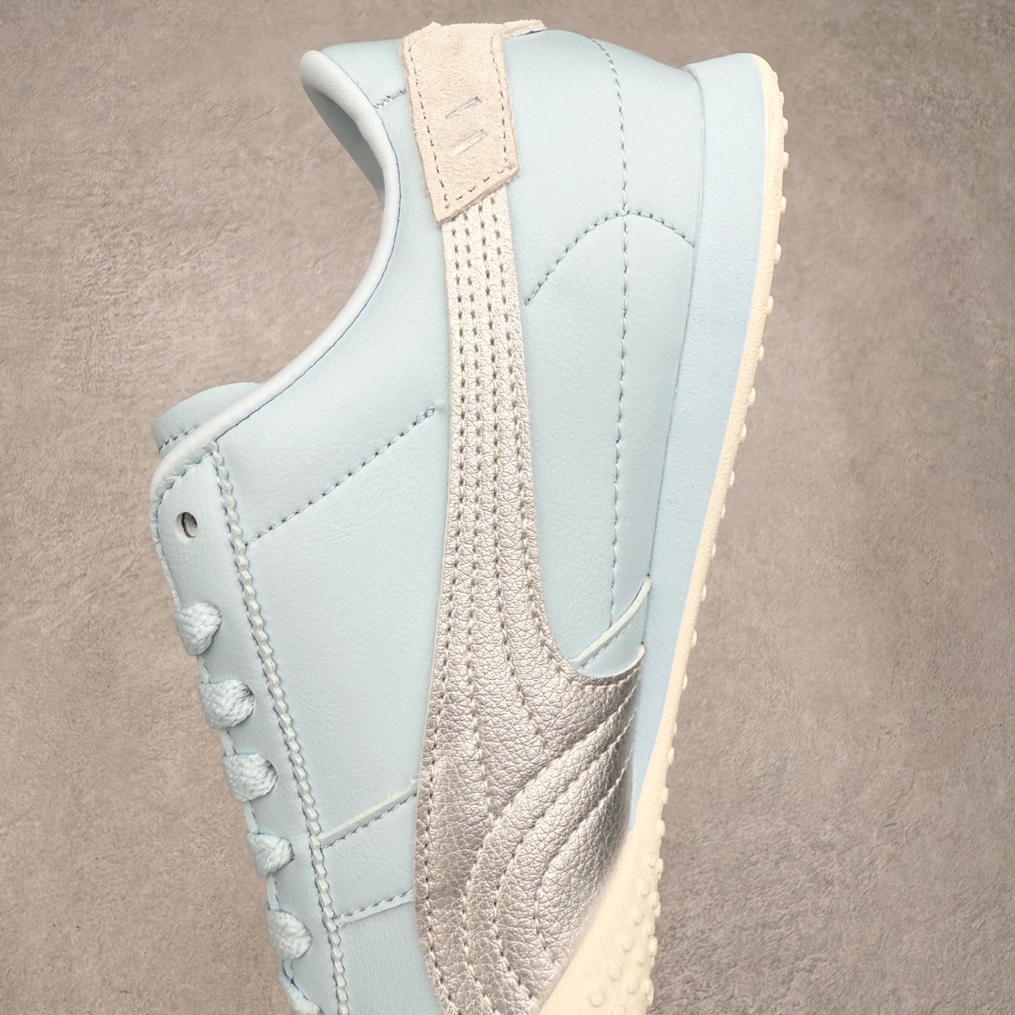 图片[7]-PUMA Bella UT Low 彪马贝拉UT系列低帮薄底德训复古风经典百搭休闲慢跑鞋 继将 Speedcat OG 带回后，近日 Puma 再以品牌档案室的经典鞋型 Bella OG 为蓝本，推出契合时下薄底球鞋趋势的 Bella UT 鞋款。自 21 世纪初问世以来，Bella OG 鞋型以其独特的薄底设计和上翻外底设计收获了众多年轻拥趸，更是 PUMA DNA 中不可磨灭的经典。此番重新推出的 Bella UT 鞋款，整体鞋面采用上乘皮革材质，并延续 Formstrip 设计语言；鞋头处采用精致的包头设计，搭配麂皮材质提升质感；鞋底部分保留 Bella 鞋款标志性的薄底和点状橡胶外底，上翘的设计包裹鞋面；鞋舌与鞋跟分别点缀美洲狮 Logo 与品牌字母 Logo。值得一提的是，本次 Bella UT 鞋款搭载 SOFTFOAM+ 鞋垫，兼顾美学设计与穿着舒适度。而配色上则提供白、黄、蓝、银、粉五款颜色。尺码：35.5 36 37 37.5 38 39 39.5 40 40.5 41 42 42.5 43 44 44.5 45-选品中心