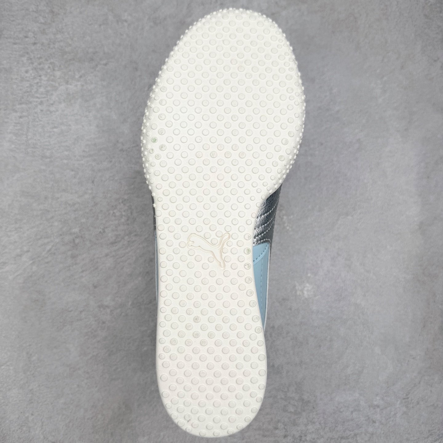 图片[9]-PUMA Bella UT Low 彪马贝拉UT系列低帮薄底德训复古风经典百搭休闲慢跑鞋 继将 Speedcat OG 带回后，近日 Puma 再以品牌档案室的经典鞋型 Bella OG 为蓝本，推出契合时下薄底球鞋趋势的 Bella UT 鞋款。自 21 世纪初问世以来，Bella OG 鞋型以其独特的薄底设计和上翻外底设计收获了众多年轻拥趸，更是 PUMA DNA 中不可磨灭的经典。此番重新推出的 Bella UT 鞋款，整体鞋面采用上乘皮革材质，并延续 Formstrip 设计语言；鞋头处采用精致的包头设计，搭配麂皮材质提升质感；鞋底部分保留 Bella 鞋款标志性的薄底和点状橡胶外底，上翘的设计包裹鞋面；鞋舌与鞋跟分别点缀美洲狮 Logo 与品牌字母 Logo。值得一提的是，本次 Bella UT 鞋款搭载 SOFTFOAM+ 鞋垫，兼顾美学设计与穿着舒适度。而配色上则提供白、黄、蓝、银、粉五款颜色。尺码：35.5 36 37 37.5 38 39 39.5 40 40.5 41 42 42.5 43 44 44.5 45-选品中心