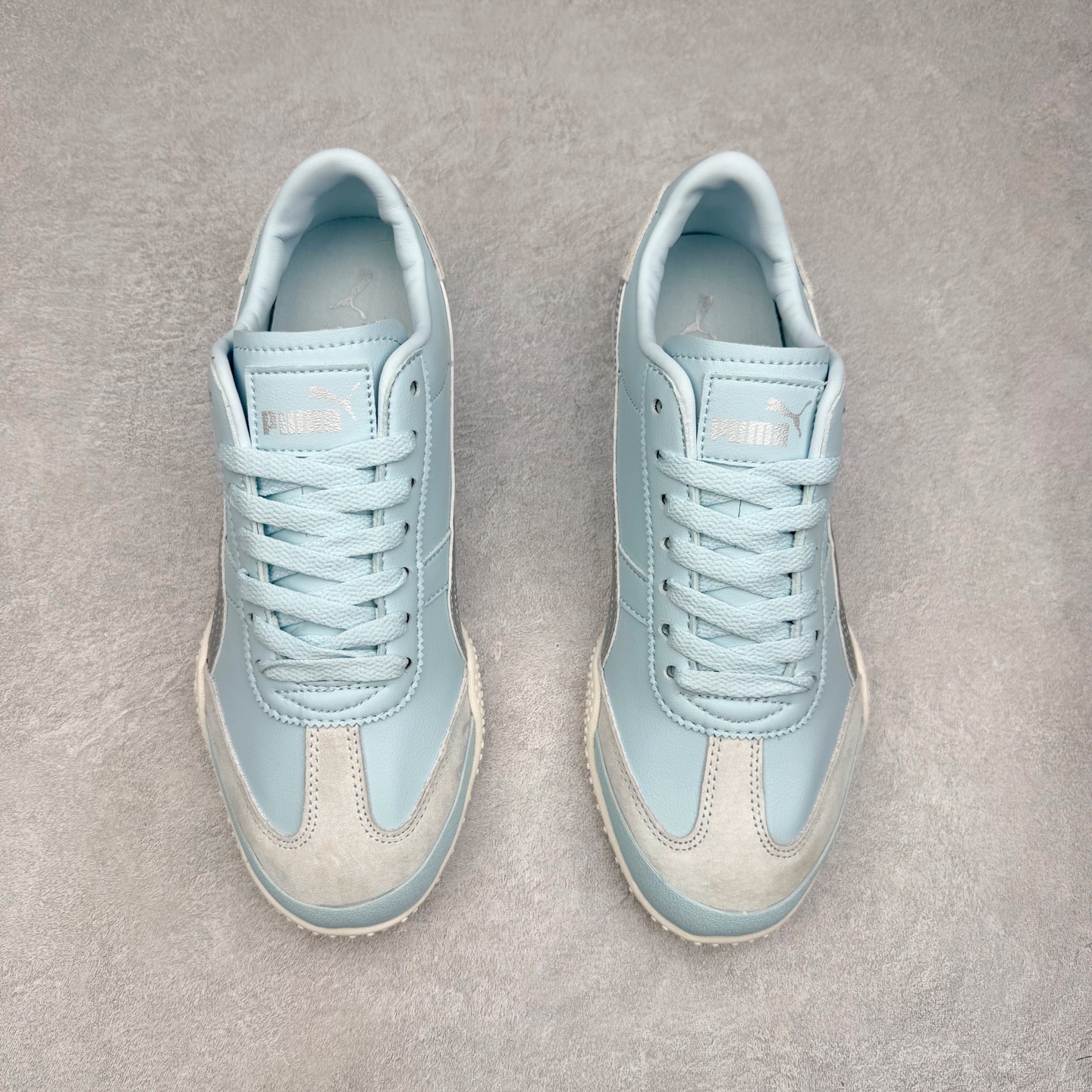 图片[2]-PUMA Bella UT Low 彪马贝拉UT系列低帮薄底德训复古风经典百搭休闲慢跑鞋 继将 Speedcat OG 带回后，近日 Puma 再以品牌档案室的经典鞋型 Bella OG 为蓝本，推出契合时下薄底球鞋趋势的 Bella UT 鞋款。自 21 世纪初问世以来，Bella OG 鞋型以其独特的薄底设计和上翻外底设计收获了众多年轻拥趸，更是 PUMA DNA 中不可磨灭的经典。此番重新推出的 Bella UT 鞋款，整体鞋面采用上乘皮革材质，并延续 Formstrip 设计语言；鞋头处采用精致的包头设计，搭配麂皮材质提升质感；鞋底部分保留 Bella 鞋款标志性的薄底和点状橡胶外底，上翘的设计包裹鞋面；鞋舌与鞋跟分别点缀美洲狮 Logo 与品牌字母 Logo。值得一提的是，本次 Bella UT 鞋款搭载 SOFTFOAM+ 鞋垫，兼顾美学设计与穿着舒适度。而配色上则提供白、黄、蓝、银、粉五款颜色。尺码：35.5 36 37 37.5 38 39 39.5 40 40.5 41 42 42.5 43 44 44.5 45-选品中心