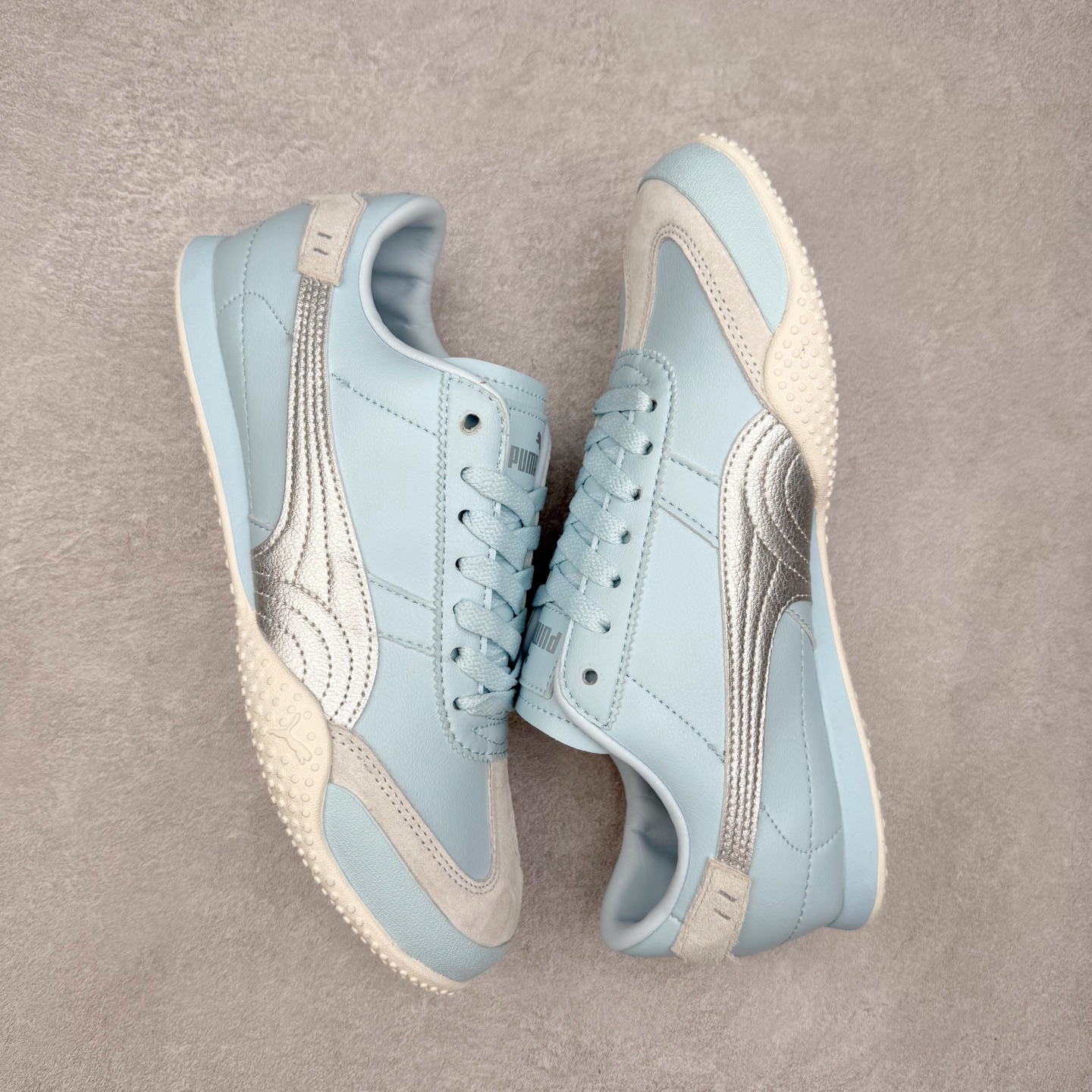 图片[3]-PUMA Bella UT Low 彪马贝拉UT系列低帮薄底德训复古风经典百搭休闲慢跑鞋 继将 Speedcat OG 带回后，近日 Puma 再以品牌档案室的经典鞋型 Bella OG 为蓝本，推出契合时下薄底球鞋趋势的 Bella UT 鞋款。自 21 世纪初问世以来，Bella OG 鞋型以其独特的薄底设计和上翻外底设计收获了众多年轻拥趸，更是 PUMA DNA 中不可磨灭的经典。此番重新推出的 Bella UT 鞋款，整体鞋面采用上乘皮革材质，并延续 Formstrip 设计语言；鞋头处采用精致的包头设计，搭配麂皮材质提升质感；鞋底部分保留 Bella 鞋款标志性的薄底和点状橡胶外底，上翘的设计包裹鞋面；鞋舌与鞋跟分别点缀美洲狮 Logo 与品牌字母 Logo。值得一提的是，本次 Bella UT 鞋款搭载 SOFTFOAM+ 鞋垫，兼顾美学设计与穿着舒适度。而配色上则提供白、黄、蓝、银、粉五款颜色。尺码：35.5 36 37 37.5 38 39 39.5 40 40.5 41 42 42.5 43 44 44.5 45-选品中心