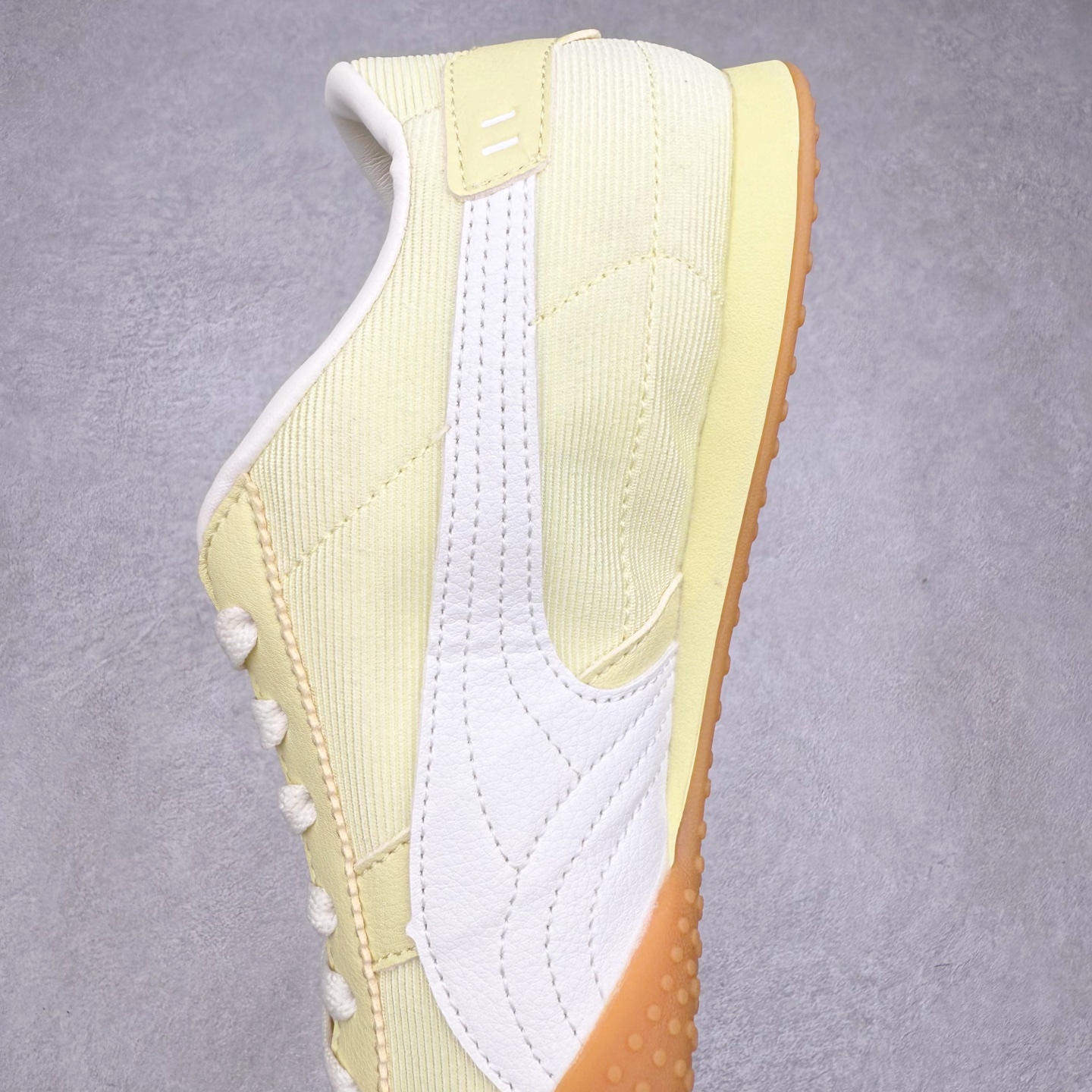 图片[7]-PUMA Bella UT Low 彪马贝拉UT系列低帮薄底德训复古风经典百搭休闲慢跑鞋 继将 Speedcat OG 带回后，近日 Puma 再以品牌档案室的经典鞋型 Bella OG 为蓝本，推出契合时下薄底球鞋趋势的 Bella UT 鞋款。自 21 世纪初问世以来，Bella OG 鞋型以其独特的薄底设计和上翻外底设计收获了众多年轻拥趸，更是 PUMA DNA 中不可磨灭的经典。此番重新推出的 Bella UT 鞋款，整体鞋面采用上乘皮革材质，并延续 Formstrip 设计语言；鞋头处采用精致的包头设计，搭配麂皮材质提升质感；鞋底部分保留 Bella 鞋款标志性的薄底和点状橡胶外底，上翘的设计包裹鞋面；鞋舌与鞋跟分别点缀美洲狮 Logo 与品牌字母 Logo。值得一提的是，本次 Bella UT 鞋款搭载 SOFTFOAM+ 鞋垫，兼顾美学设计与穿着舒适度。而配色上则提供白、黄、蓝、银、粉五款颜色。尺码：35.5 36 37 37.5 38 39 39.5 40 40.5 41 42 42.5 43 44 44.5 45-选品中心