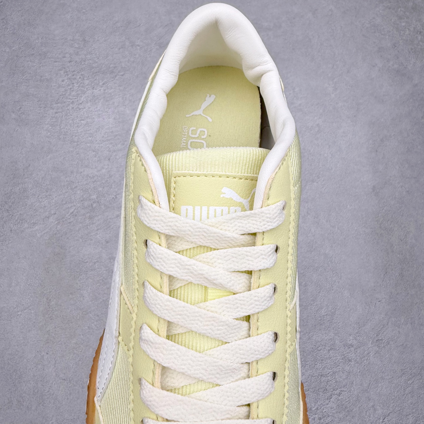 图片[5]-PUMA Bella UT Low 彪马贝拉UT系列低帮薄底德训复古风经典百搭休闲慢跑鞋 继将 Speedcat OG 带回后，近日 Puma 再以品牌档案室的经典鞋型 Bella OG 为蓝本，推出契合时下薄底球鞋趋势的 Bella UT 鞋款。自 21 世纪初问世以来，Bella OG 鞋型以其独特的薄底设计和上翻外底设计收获了众多年轻拥趸，更是 PUMA DNA 中不可磨灭的经典。此番重新推出的 Bella UT 鞋款，整体鞋面采用上乘皮革材质，并延续 Formstrip 设计语言；鞋头处采用精致的包头设计，搭配麂皮材质提升质感；鞋底部分保留 Bella 鞋款标志性的薄底和点状橡胶外底，上翘的设计包裹鞋面；鞋舌与鞋跟分别点缀美洲狮 Logo 与品牌字母 Logo。值得一提的是，本次 Bella UT 鞋款搭载 SOFTFOAM+ 鞋垫，兼顾美学设计与穿着舒适度。而配色上则提供白、黄、蓝、银、粉五款颜色。尺码：35.5 36 37 37.5 38 39 39.5 40 40.5 41 42 42.5 43 44 44.5 45-选品中心