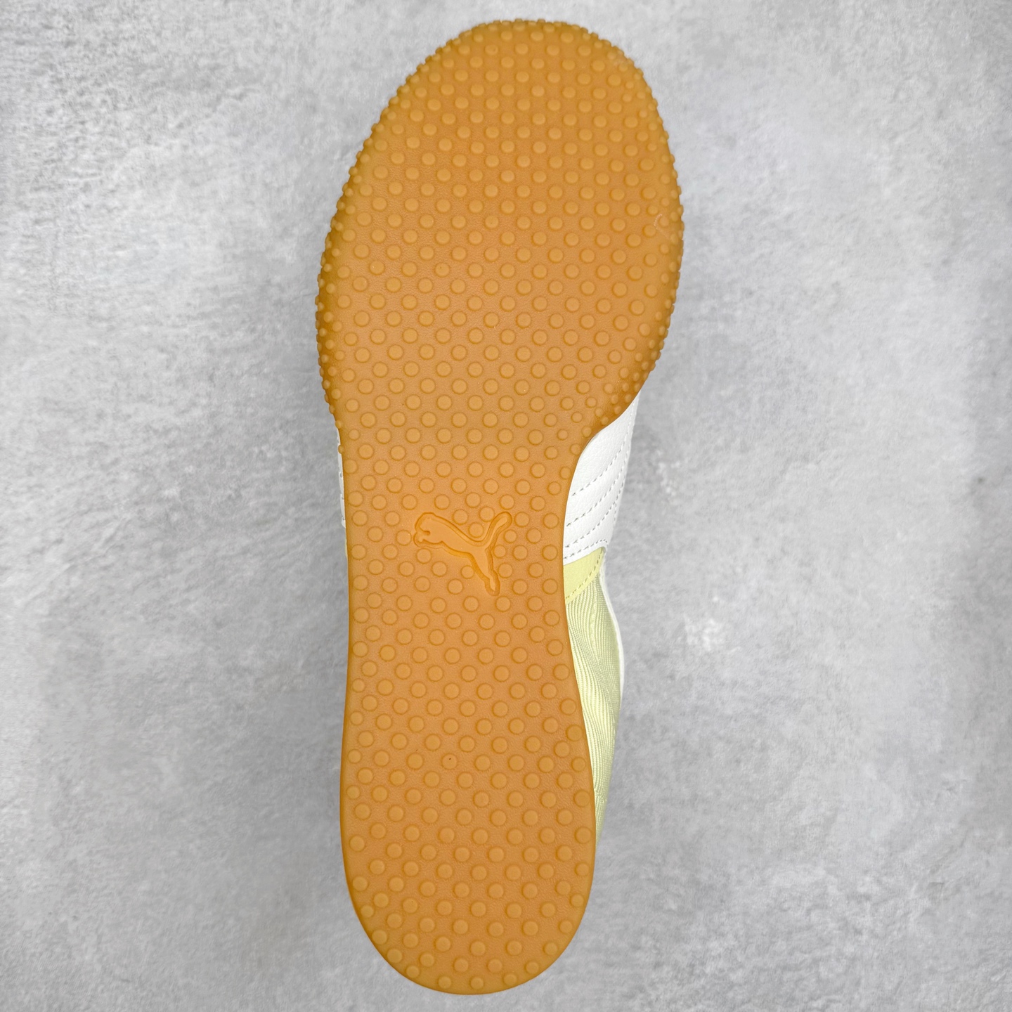 图片[9]-PUMA Bella UT Low 彪马贝拉UT系列低帮薄底德训复古风经典百搭休闲慢跑鞋 继将 Speedcat OG 带回后，近日 Puma 再以品牌档案室的经典鞋型 Bella OG 为蓝本，推出契合时下薄底球鞋趋势的 Bella UT 鞋款。自 21 世纪初问世以来，Bella OG 鞋型以其独特的薄底设计和上翻外底设计收获了众多年轻拥趸，更是 PUMA DNA 中不可磨灭的经典。此番重新推出的 Bella UT 鞋款，整体鞋面采用上乘皮革材质，并延续 Formstrip 设计语言；鞋头处采用精致的包头设计，搭配麂皮材质提升质感；鞋底部分保留 Bella 鞋款标志性的薄底和点状橡胶外底，上翘的设计包裹鞋面；鞋舌与鞋跟分别点缀美洲狮 Logo 与品牌字母 Logo。值得一提的是，本次 Bella UT 鞋款搭载 SOFTFOAM+ 鞋垫，兼顾美学设计与穿着舒适度。而配色上则提供白、黄、蓝、银、粉五款颜色。尺码：35.5 36 37 37.5 38 39 39.5 40 40.5 41 42 42.5 43 44 44.5 45-选品中心