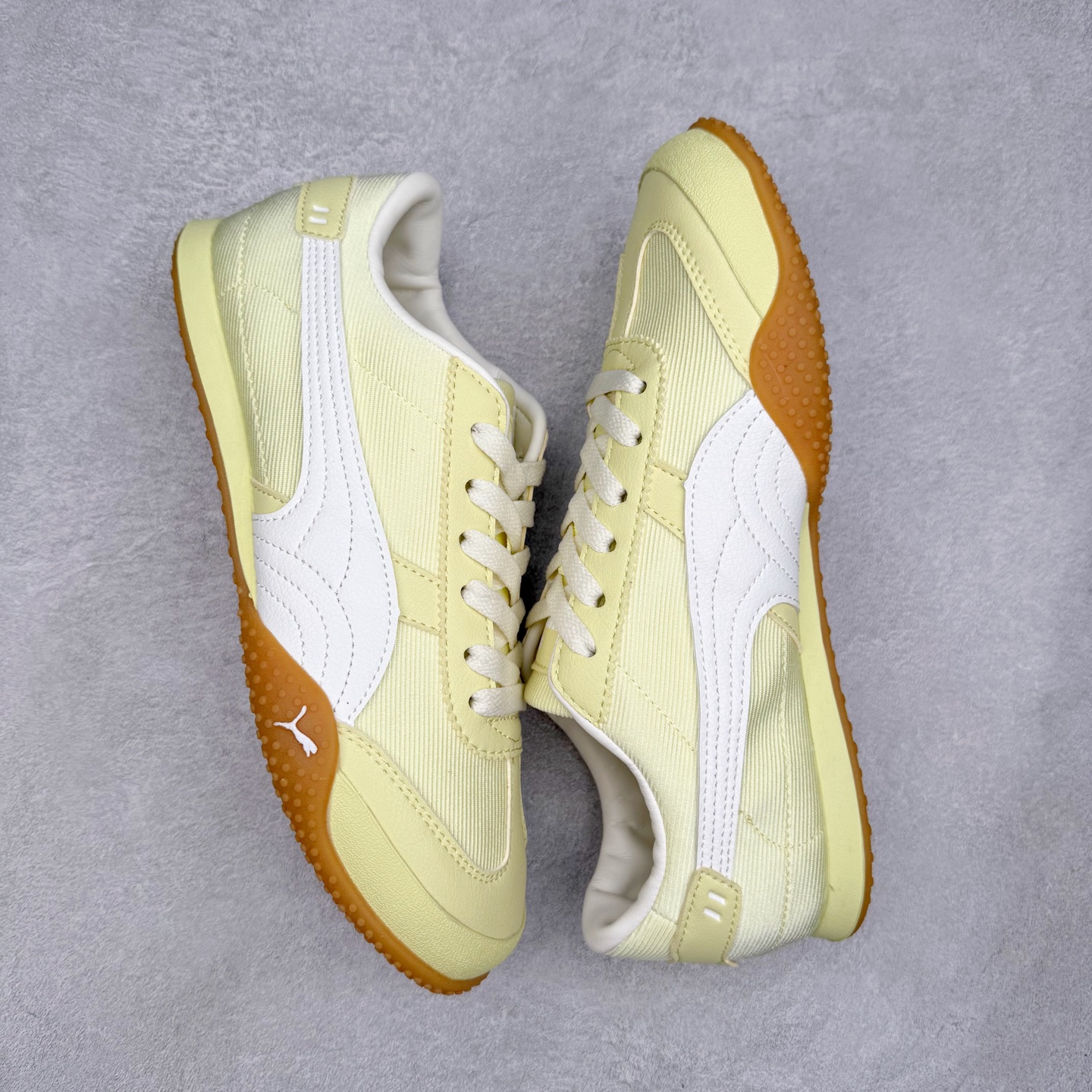 图片[3]-PUMA Bella UT Low 彪马贝拉UT系列低帮薄底德训复古风经典百搭休闲慢跑鞋 继将 Speedcat OG 带回后，近日 Puma 再以品牌档案室的经典鞋型 Bella OG 为蓝本，推出契合时下薄底球鞋趋势的 Bella UT 鞋款。自 21 世纪初问世以来，Bella OG 鞋型以其独特的薄底设计和上翻外底设计收获了众多年轻拥趸，更是 PUMA DNA 中不可磨灭的经典。此番重新推出的 Bella UT 鞋款，整体鞋面采用上乘皮革材质，并延续 Formstrip 设计语言；鞋头处采用精致的包头设计，搭配麂皮材质提升质感；鞋底部分保留 Bella 鞋款标志性的薄底和点状橡胶外底，上翘的设计包裹鞋面；鞋舌与鞋跟分别点缀美洲狮 Logo 与品牌字母 Logo。值得一提的是，本次 Bella UT 鞋款搭载 SOFTFOAM+ 鞋垫，兼顾美学设计与穿着舒适度。而配色上则提供白、黄、蓝、银、粉五款颜色。尺码：35.5 36 37 37.5 38 39 39.5 40 40.5 41 42 42.5 43 44 44.5 45-选品中心