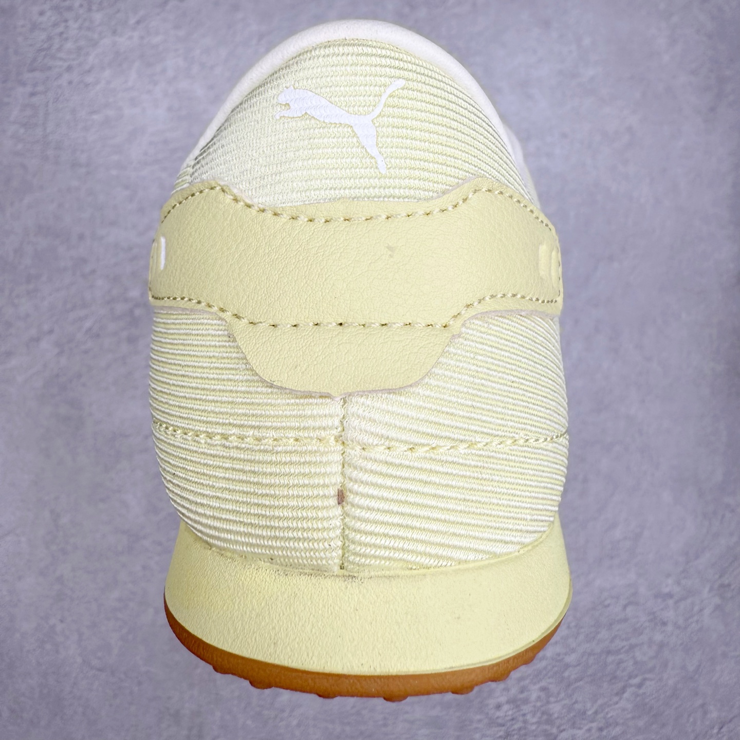 图片[8]-PUMA Bella UT Low 彪马贝拉UT系列低帮薄底德训复古风经典百搭休闲慢跑鞋 继将 Speedcat OG 带回后，近日 Puma 再以品牌档案室的经典鞋型 Bella OG 为蓝本，推出契合时下薄底球鞋趋势的 Bella UT 鞋款。自 21 世纪初问世以来，Bella OG 鞋型以其独特的薄底设计和上翻外底设计收获了众多年轻拥趸，更是 PUMA DNA 中不可磨灭的经典。此番重新推出的 Bella UT 鞋款，整体鞋面采用上乘皮革材质，并延续 Formstrip 设计语言；鞋头处采用精致的包头设计，搭配麂皮材质提升质感；鞋底部分保留 Bella 鞋款标志性的薄底和点状橡胶外底，上翘的设计包裹鞋面；鞋舌与鞋跟分别点缀美洲狮 Logo 与品牌字母 Logo。值得一提的是，本次 Bella UT 鞋款搭载 SOFTFOAM+ 鞋垫，兼顾美学设计与穿着舒适度。而配色上则提供白、黄、蓝、银、粉五款颜色。尺码：35.5 36 37 37.5 38 39 39.5 40 40.5 41 42 42.5 43 44 44.5 45-选品中心