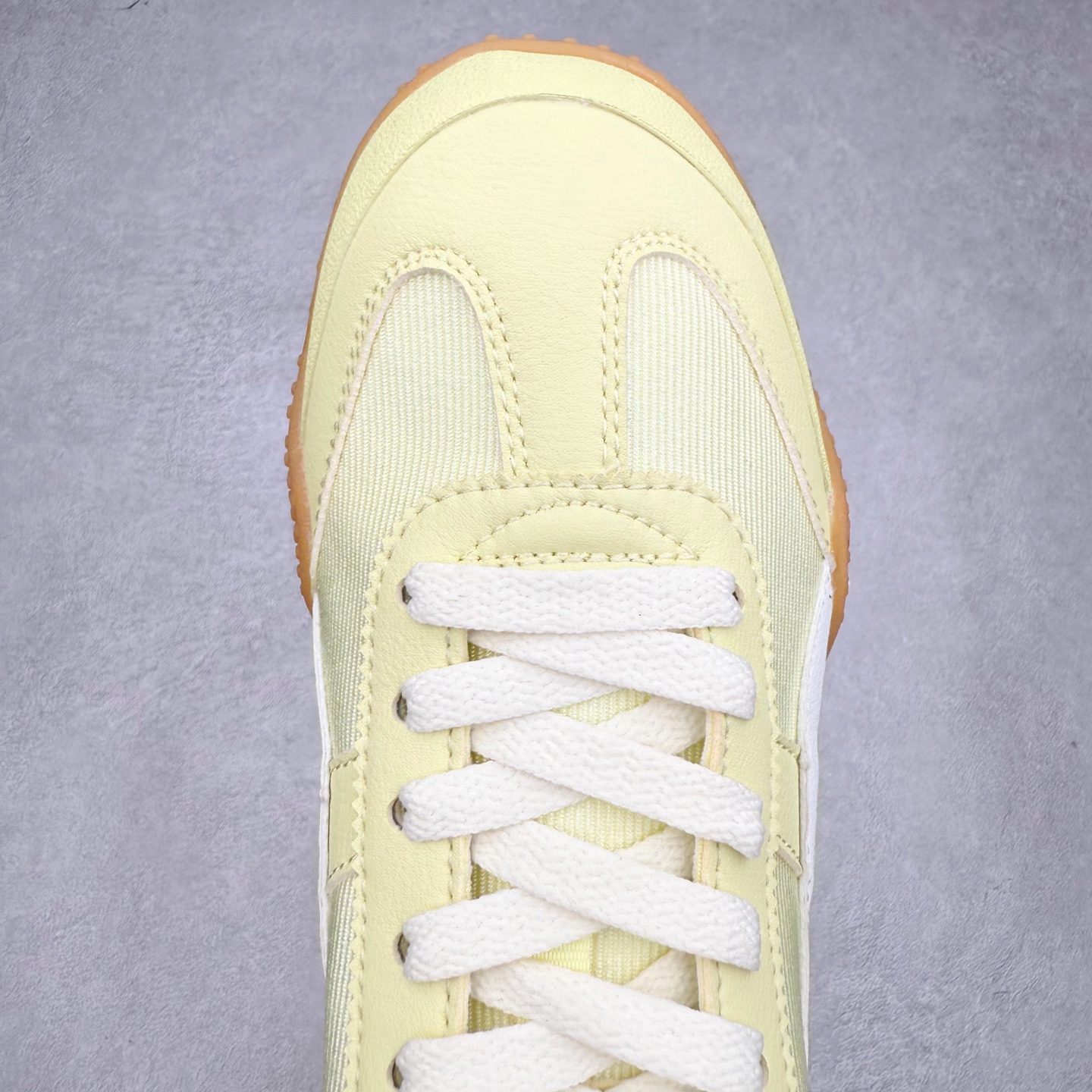 图片[4]-PUMA Bella UT Low 彪马贝拉UT系列低帮薄底德训复古风经典百搭休闲慢跑鞋 继将 Speedcat OG 带回后，近日 Puma 再以品牌档案室的经典鞋型 Bella OG 为蓝本，推出契合时下薄底球鞋趋势的 Bella UT 鞋款。自 21 世纪初问世以来，Bella OG 鞋型以其独特的薄底设计和上翻外底设计收获了众多年轻拥趸，更是 PUMA DNA 中不可磨灭的经典。此番重新推出的 Bella UT 鞋款，整体鞋面采用上乘皮革材质，并延续 Formstrip 设计语言；鞋头处采用精致的包头设计，搭配麂皮材质提升质感；鞋底部分保留 Bella 鞋款标志性的薄底和点状橡胶外底，上翘的设计包裹鞋面；鞋舌与鞋跟分别点缀美洲狮 Logo 与品牌字母 Logo。值得一提的是，本次 Bella UT 鞋款搭载 SOFTFOAM+ 鞋垫，兼顾美学设计与穿着舒适度。而配色上则提供白、黄、蓝、银、粉五款颜色。尺码：35.5 36 37 37.5 38 39 39.5 40 40.5 41 42 42.5 43 44 44.5 45-选品中心