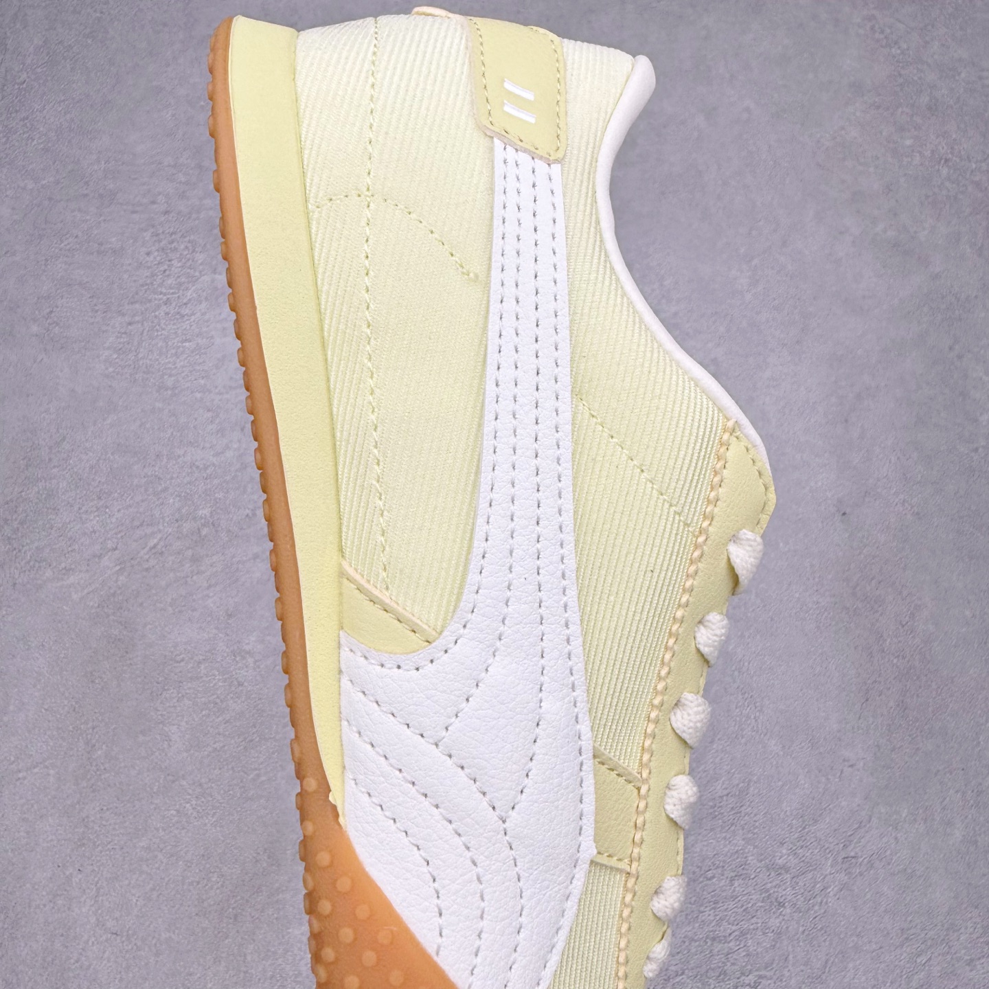 图片[6]-PUMA Bella UT Low 彪马贝拉UT系列低帮薄底德训复古风经典百搭休闲慢跑鞋 继将 Speedcat OG 带回后，近日 Puma 再以品牌档案室的经典鞋型 Bella OG 为蓝本，推出契合时下薄底球鞋趋势的 Bella UT 鞋款。自 21 世纪初问世以来，Bella OG 鞋型以其独特的薄底设计和上翻外底设计收获了众多年轻拥趸，更是 PUMA DNA 中不可磨灭的经典。此番重新推出的 Bella UT 鞋款，整体鞋面采用上乘皮革材质，并延续 Formstrip 设计语言；鞋头处采用精致的包头设计，搭配麂皮材质提升质感；鞋底部分保留 Bella 鞋款标志性的薄底和点状橡胶外底，上翘的设计包裹鞋面；鞋舌与鞋跟分别点缀美洲狮 Logo 与品牌字母 Logo。值得一提的是，本次 Bella UT 鞋款搭载 SOFTFOAM+ 鞋垫，兼顾美学设计与穿着舒适度。而配色上则提供白、黄、蓝、银、粉五款颜色。尺码：35.5 36 37 37.5 38 39 39.5 40 40.5 41 42 42.5 43 44 44.5 45-选品中心