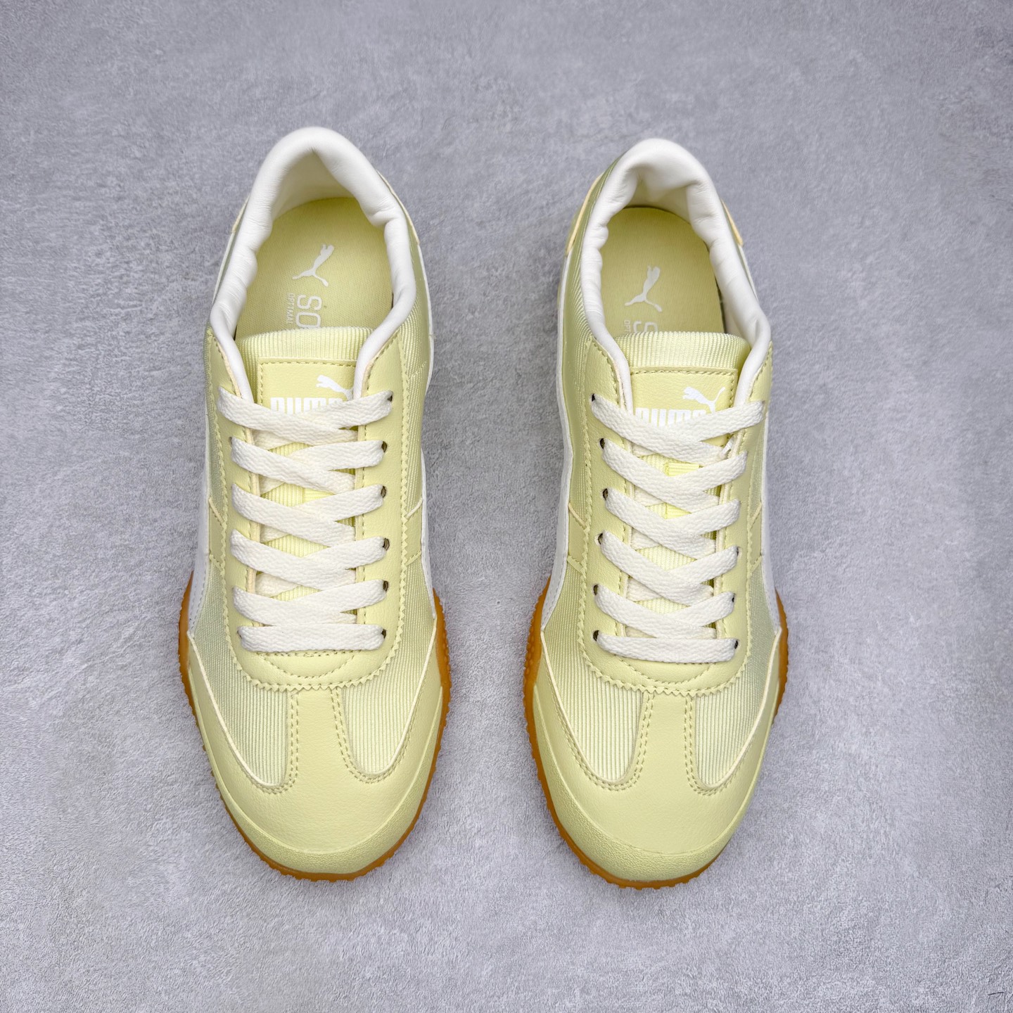 图片[2]-PUMA Bella UT Low 彪马贝拉UT系列低帮薄底德训复古风经典百搭休闲慢跑鞋 继将 Speedcat OG 带回后，近日 Puma 再以品牌档案室的经典鞋型 Bella OG 为蓝本，推出契合时下薄底球鞋趋势的 Bella UT 鞋款。自 21 世纪初问世以来，Bella OG 鞋型以其独特的薄底设计和上翻外底设计收获了众多年轻拥趸，更是 PUMA DNA 中不可磨灭的经典。此番重新推出的 Bella UT 鞋款，整体鞋面采用上乘皮革材质，并延续 Formstrip 设计语言；鞋头处采用精致的包头设计，搭配麂皮材质提升质感；鞋底部分保留 Bella 鞋款标志性的薄底和点状橡胶外底，上翘的设计包裹鞋面；鞋舌与鞋跟分别点缀美洲狮 Logo 与品牌字母 Logo。值得一提的是，本次 Bella UT 鞋款搭载 SOFTFOAM+ 鞋垫，兼顾美学设计与穿着舒适度。而配色上则提供白、黄、蓝、银、粉五款颜色。尺码：35.5 36 37 37.5 38 39 39.5 40 40.5 41 42 42.5 43 44 44.5 45-选品中心