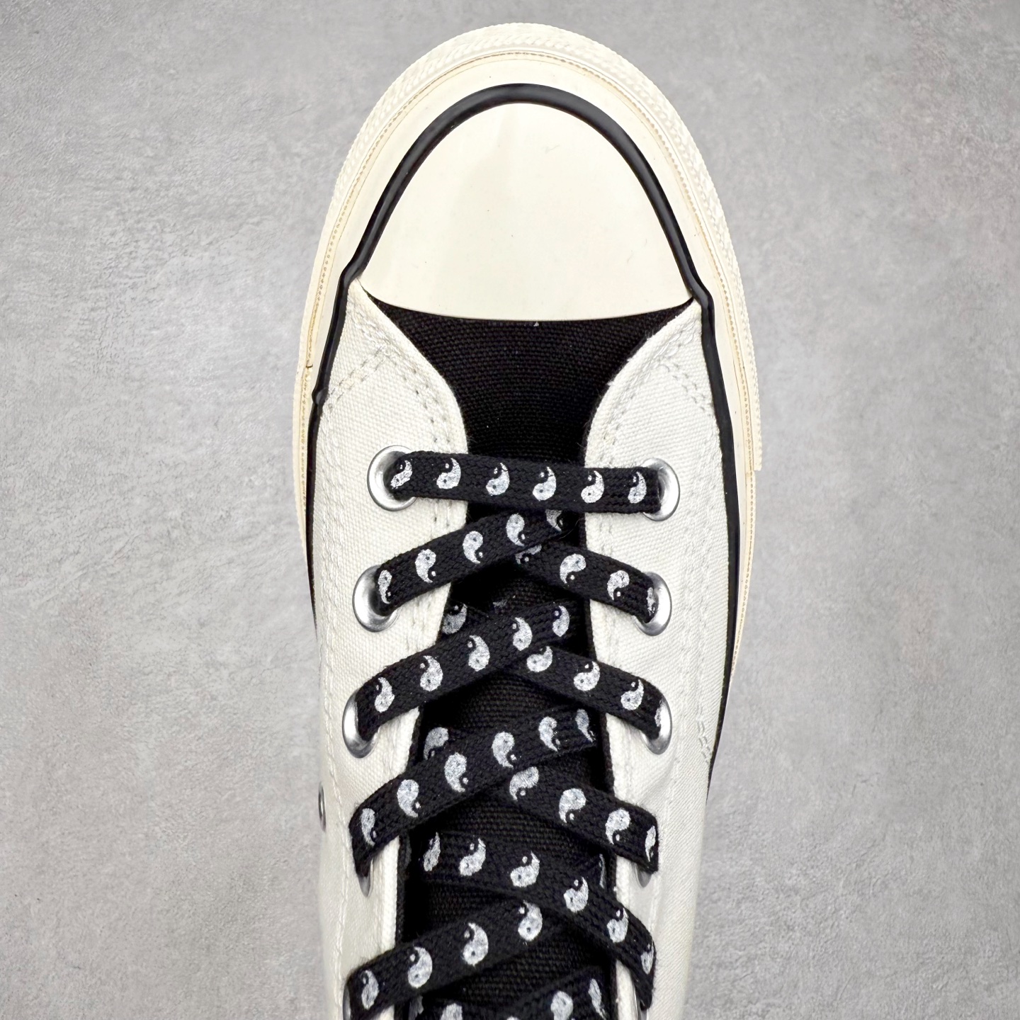 图片[4]-Converse Chuck 1970s 太极白黑 中国元素阴阳太极系列 重磅回归‼️ 鞋款以当下最火的1970s为基础 鞋身采用阴阳拼色设计 鞋底半月黑白构造阴阳太极图案 鞋带印上太极阴阳阵 细节满满 尺码：35 36 36.5 37 37.5 38 39 39.5 40 41 41.5 42 42.5 43 44-选品中心