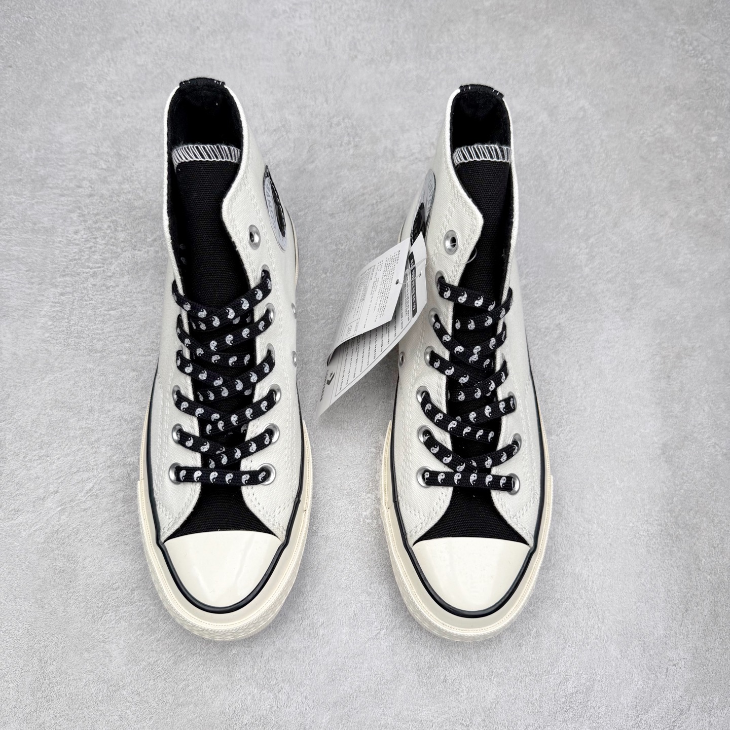 图片[2]-Converse Chuck 1970s 太极白黑 中国元素阴阳太极系列 重磅回归‼️ 鞋款以当下最火的1970s为基础 鞋身采用阴阳拼色设计 鞋底半月黑白构造阴阳太极图案 鞋带印上太极阴阳阵 细节满满 尺码：35 36 36.5 37 37.5 38 39 39.5 40 41 41.5 42 42.5 43 44-选品中心