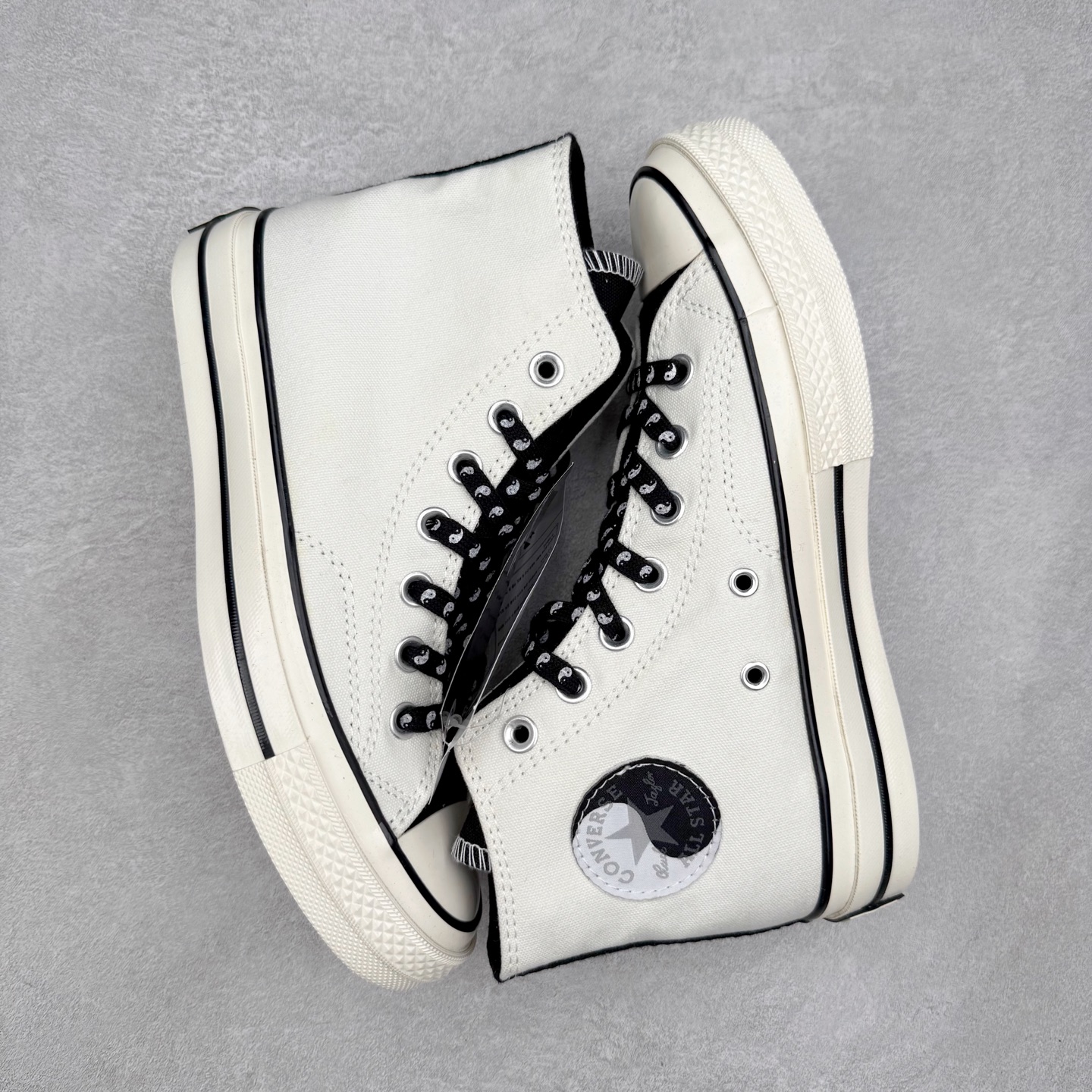 图片[3]-Converse Chuck 1970s 太极白黑 中国元素阴阳太极系列 重磅回归‼️ 鞋款以当下最火的1970s为基础 鞋身采用阴阳拼色设计 鞋底半月黑白构造阴阳太极图案 鞋带印上太极阴阳阵 细节满满 尺码：35 36 36.5 37 37.5 38 39 39.5 40 41 41.5 42 42.5 43 44-选品中心