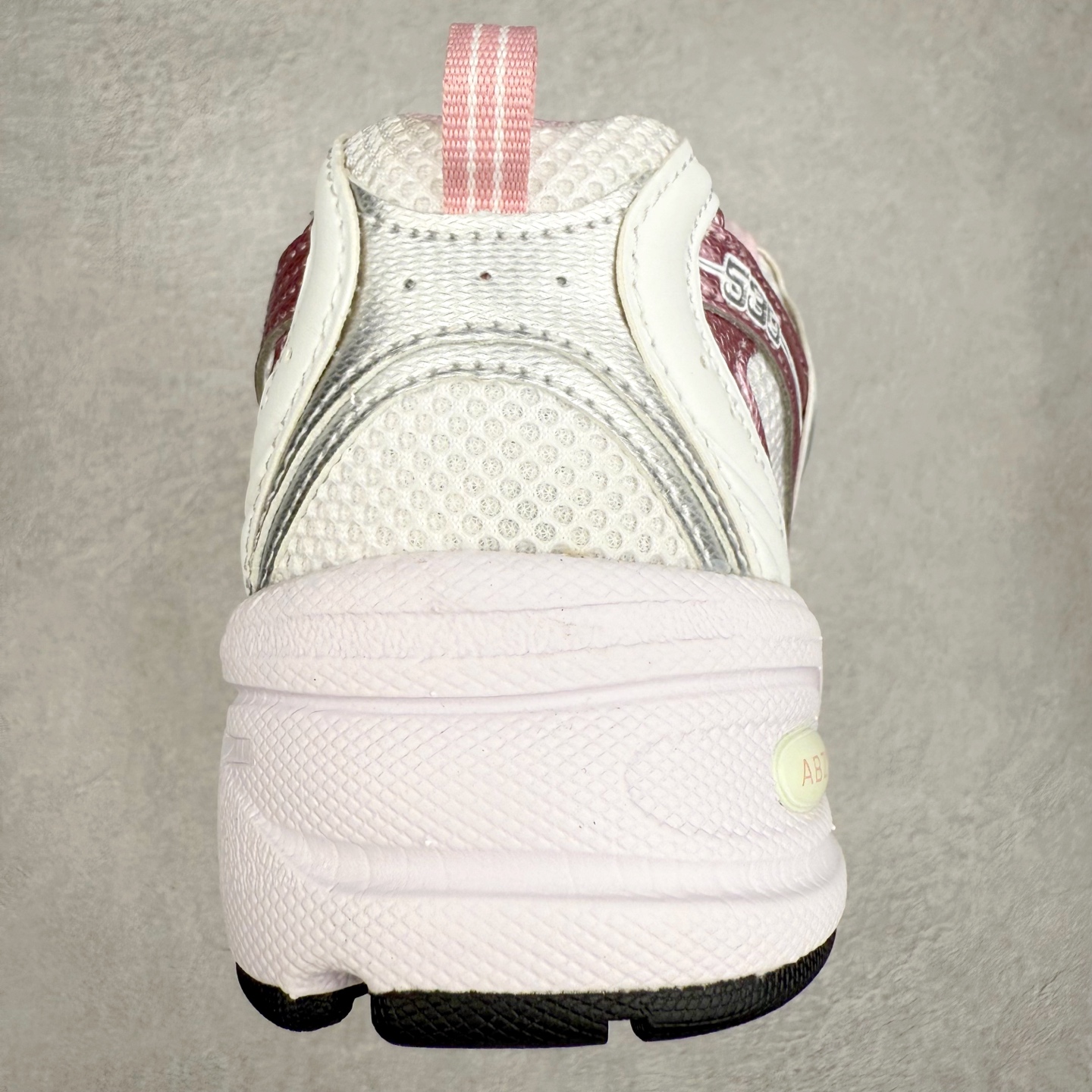 图片[8]-New Balance NB530 新百伦复古透气跑步鞋 抛弃过往以皮革为主的人气轮廓 以极具复古风范的跑鞋外观呈现 设计上全鞋以简约清爽的纯白色作基底 鞋身覆盖大面积织物网眼材质 并于鞋头、鞋带孔眼片等细节处点缀对比鲜明的反光银镀层凸显 鞋舌、侧身等位置则辅以一贯的「N」字标志和品牌徽标彰显身份 最后通过搭载的 ABZORB 缓震中底完善整体造型 尺码：36 37 37.5 38 38.5 39 40 40.5 41 42 42.5 43 44 45-选品中心