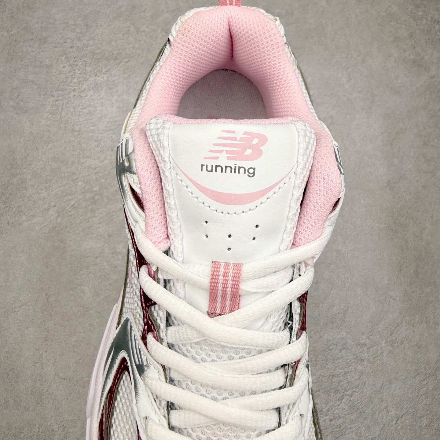 图片[5]-New Balance NB530 新百伦复古透气跑步鞋 抛弃过往以皮革为主的人气轮廓 以极具复古风范的跑鞋外观呈现 设计上全鞋以简约清爽的纯白色作基底 鞋身覆盖大面积织物网眼材质 并于鞋头、鞋带孔眼片等细节处点缀对比鲜明的反光银镀层凸显 鞋舌、侧身等位置则辅以一贯的「N」字标志和品牌徽标彰显身份 最后通过搭载的 ABZORB 缓震中底完善整体造型 尺码：36 37 37.5 38 38.5 39 40 40.5 41 42 42.5 43 44 45-选品中心