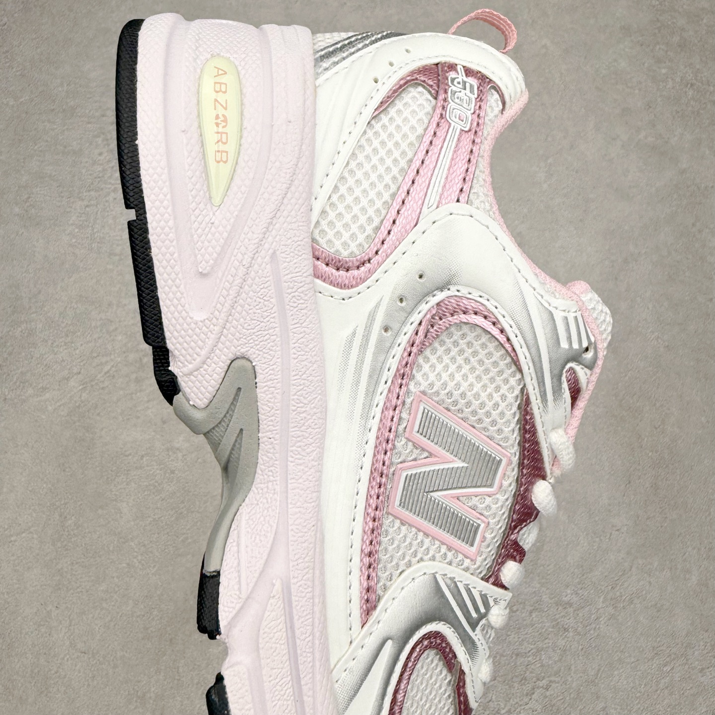 图片[6]-New Balance NB530 新百伦复古透气跑步鞋 抛弃过往以皮革为主的人气轮廓 以极具复古风范的跑鞋外观呈现 设计上全鞋以简约清爽的纯白色作基底 鞋身覆盖大面积织物网眼材质 并于鞋头、鞋带孔眼片等细节处点缀对比鲜明的反光银镀层凸显 鞋舌、侧身等位置则辅以一贯的「N」字标志和品牌徽标彰显身份 最后通过搭载的 ABZORB 缓震中底完善整体造型 尺码：36 37 37.5 38 38.5 39 40 40.5 41 42 42.5 43 44 45-选品中心