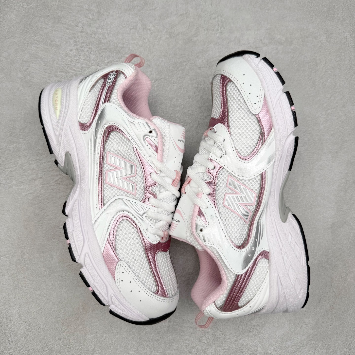 图片[3]-New Balance NB530 新百伦复古透气跑步鞋 抛弃过往以皮革为主的人气轮廓 以极具复古风范的跑鞋外观呈现 设计上全鞋以简约清爽的纯白色作基底 鞋身覆盖大面积织物网眼材质 并于鞋头、鞋带孔眼片等细节处点缀对比鲜明的反光银镀层凸显 鞋舌、侧身等位置则辅以一贯的「N」字标志和品牌徽标彰显身份 最后通过搭载的 ABZORB 缓震中底完善整体造型 尺码：36 37 37.5 38 38.5 39 40 40.5 41 42 42.5 43 44 45-选品中心