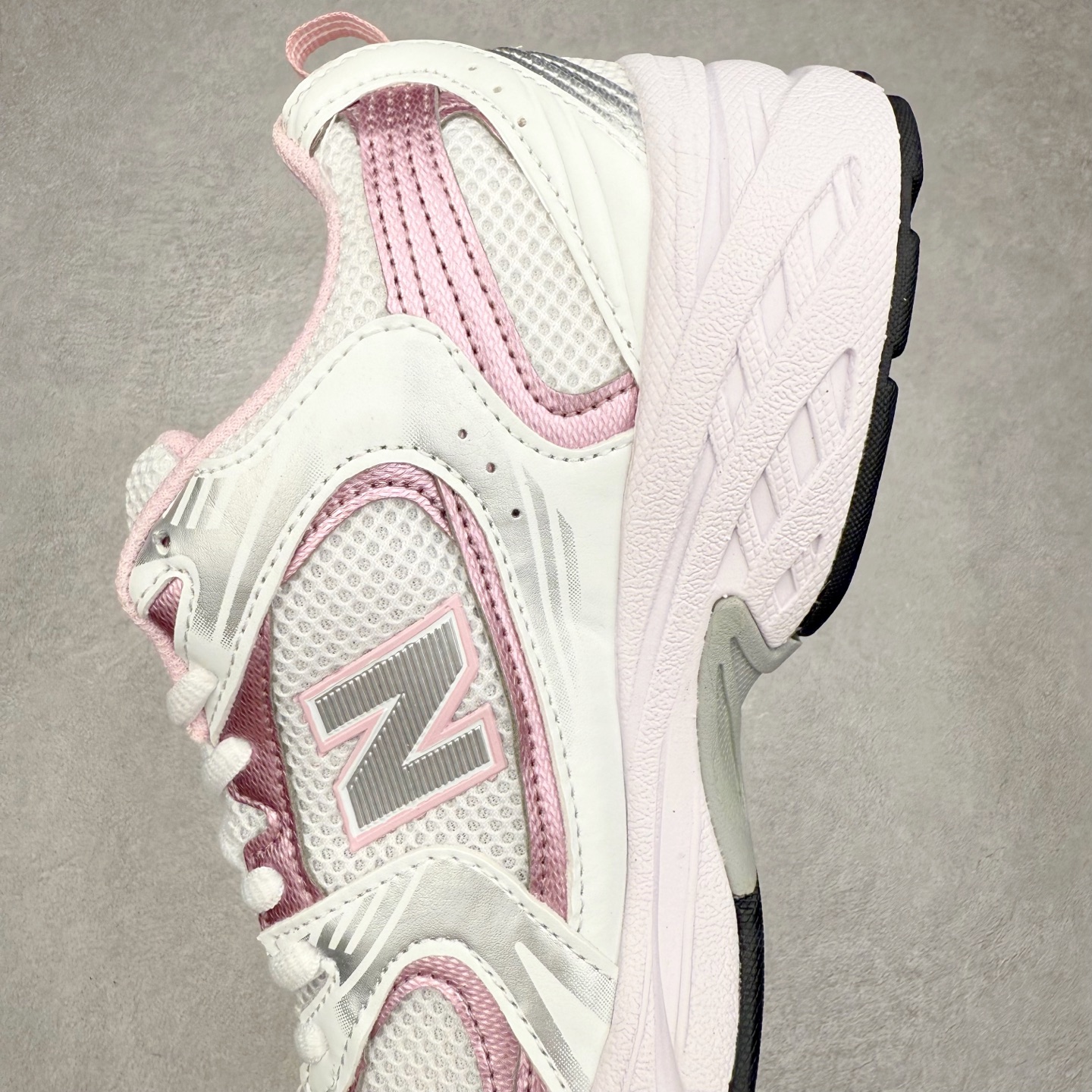 图片[7]-New Balance NB530 新百伦复古透气跑步鞋 抛弃过往以皮革为主的人气轮廓 以极具复古风范的跑鞋外观呈现 设计上全鞋以简约清爽的纯白色作基底 鞋身覆盖大面积织物网眼材质 并于鞋头、鞋带孔眼片等细节处点缀对比鲜明的反光银镀层凸显 鞋舌、侧身等位置则辅以一贯的「N」字标志和品牌徽标彰显身份 最后通过搭载的 ABZORB 缓震中底完善整体造型 尺码：36 37 37.5 38 38.5 39 40 40.5 41 42 42.5 43 44 45-选品中心