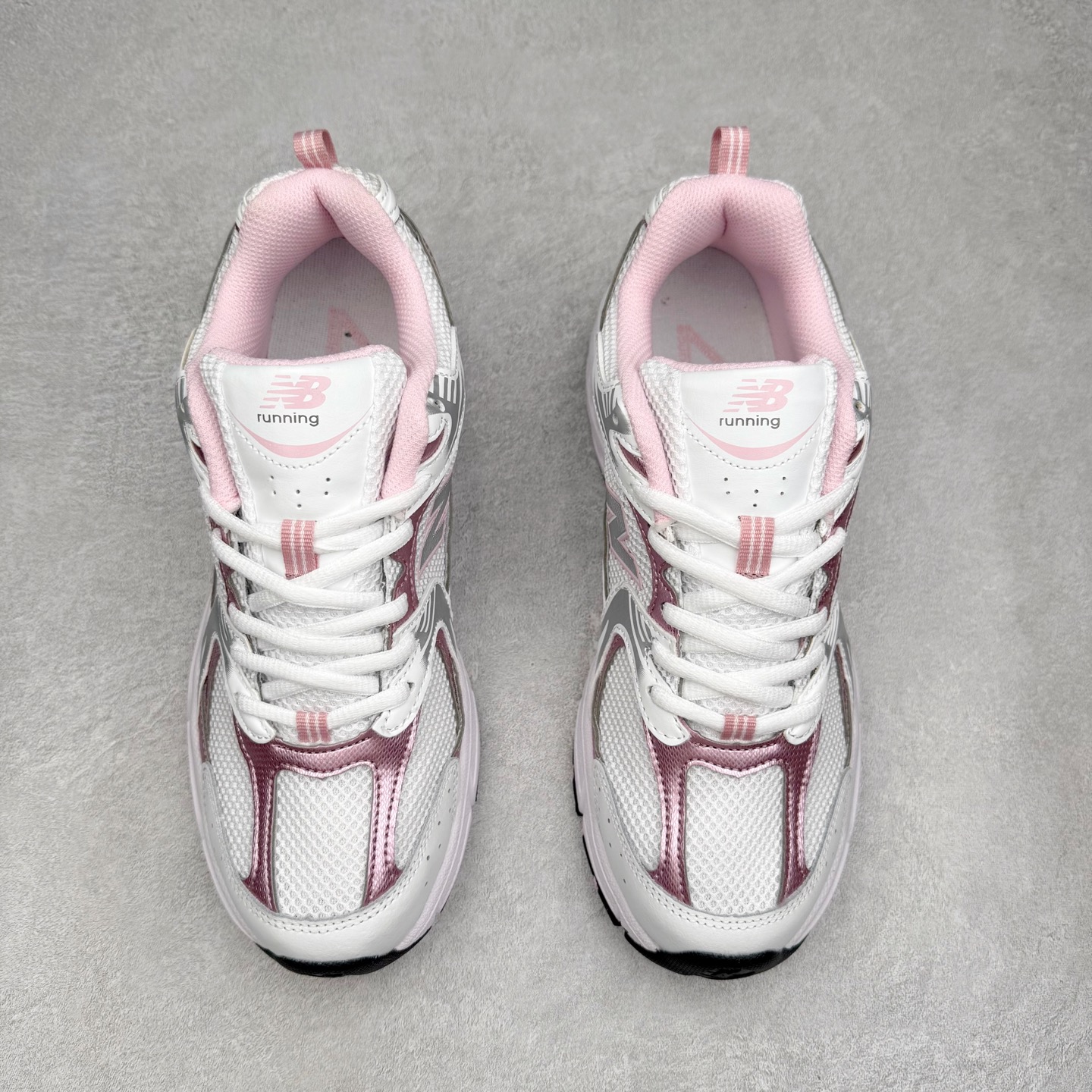 图片[2]-New Balance NB530 新百伦复古透气跑步鞋 抛弃过往以皮革为主的人气轮廓 以极具复古风范的跑鞋外观呈现 设计上全鞋以简约清爽的纯白色作基底 鞋身覆盖大面积织物网眼材质 并于鞋头、鞋带孔眼片等细节处点缀对比鲜明的反光银镀层凸显 鞋舌、侧身等位置则辅以一贯的「N」字标志和品牌徽标彰显身份 最后通过搭载的 ABZORB 缓震中底完善整体造型 尺码：36 37 37.5 38 38.5 39 40 40.5 41 42 42.5 43 44 45-选品中心