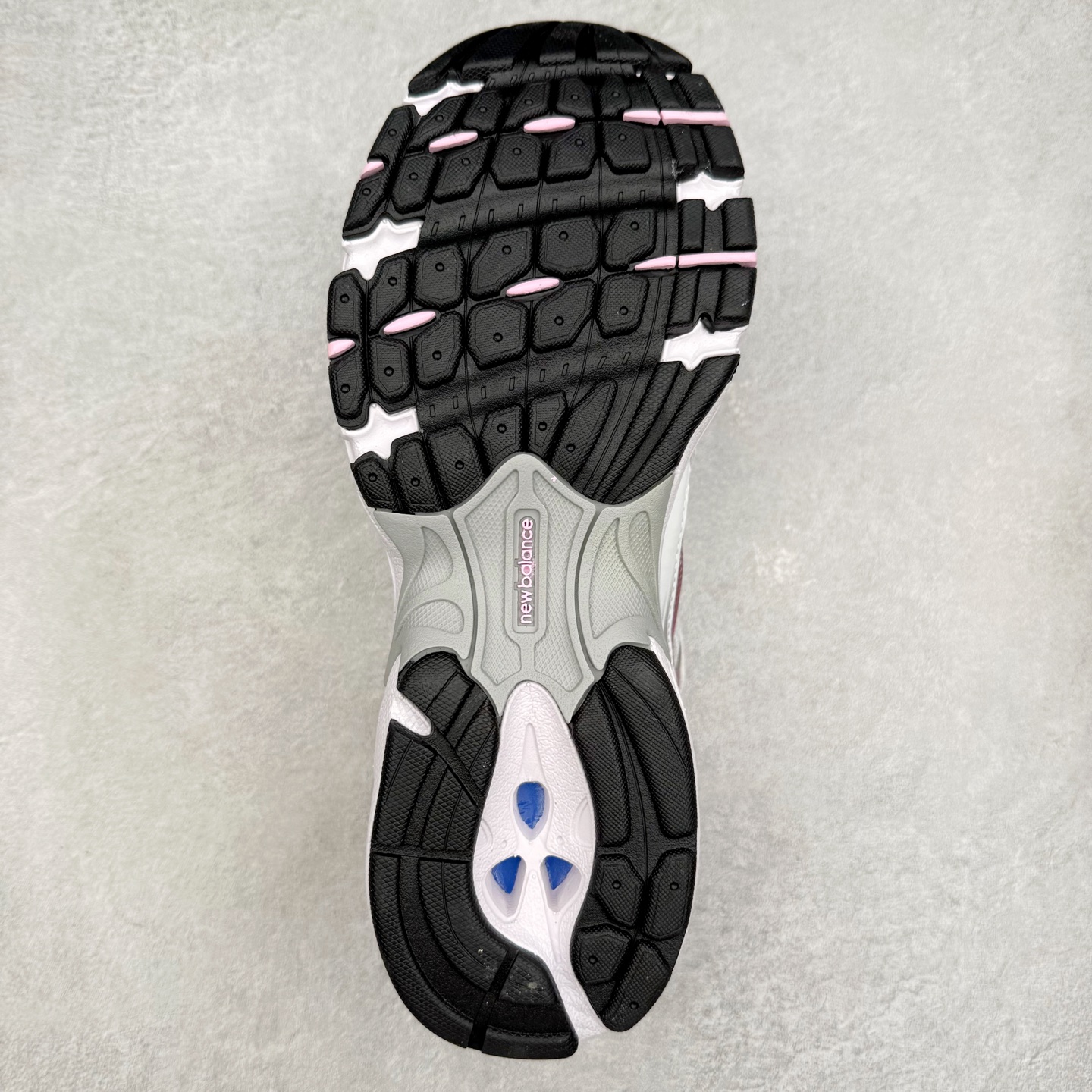 图片[9]-New Balance NB530 新百伦复古透气跑步鞋 抛弃过往以皮革为主的人气轮廓 以极具复古风范的跑鞋外观呈现 设计上全鞋以简约清爽的纯白色作基底 鞋身覆盖大面积织物网眼材质 并于鞋头、鞋带孔眼片等细节处点缀对比鲜明的反光银镀层凸显 鞋舌、侧身等位置则辅以一贯的「N」字标志和品牌徽标彰显身份 最后通过搭载的 ABZORB 缓震中底完善整体造型 尺码：36 37 37.5 38 38.5 39 40 40.5 41 42 42.5 43 44 45-选品中心