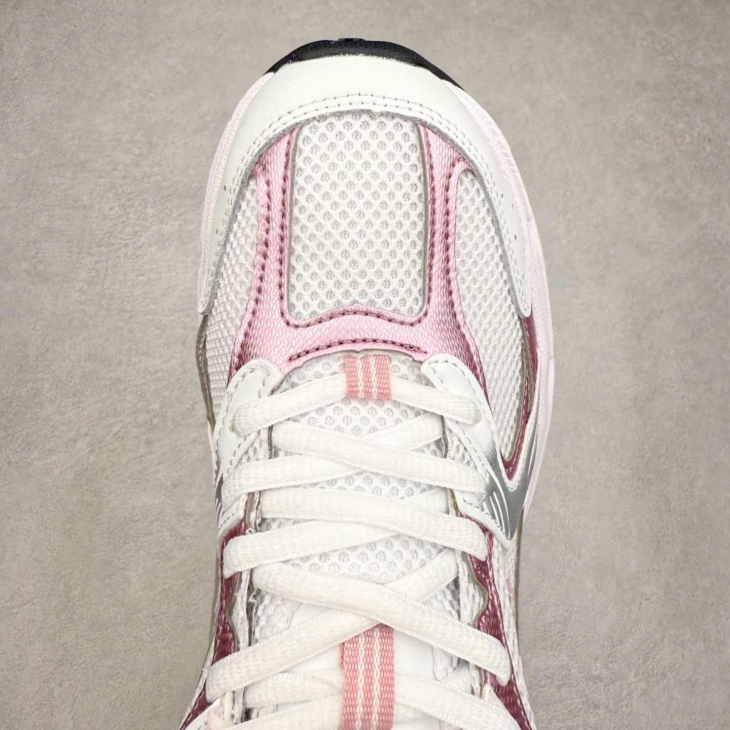 图片[4]-New Balance NB530 新百伦复古透气跑步鞋 抛弃过往以皮革为主的人气轮廓 以极具复古风范的跑鞋外观呈现 设计上全鞋以简约清爽的纯白色作基底 鞋身覆盖大面积织物网眼材质 并于鞋头、鞋带孔眼片等细节处点缀对比鲜明的反光银镀层凸显 鞋舌、侧身等位置则辅以一贯的「N」字标志和品牌徽标彰显身份 最后通过搭载的 ABZORB 缓震中底完善整体造型 尺码：36 37 37.5 38 38.5 39 40 40.5 41 42 42.5 43 44 45-选品中心