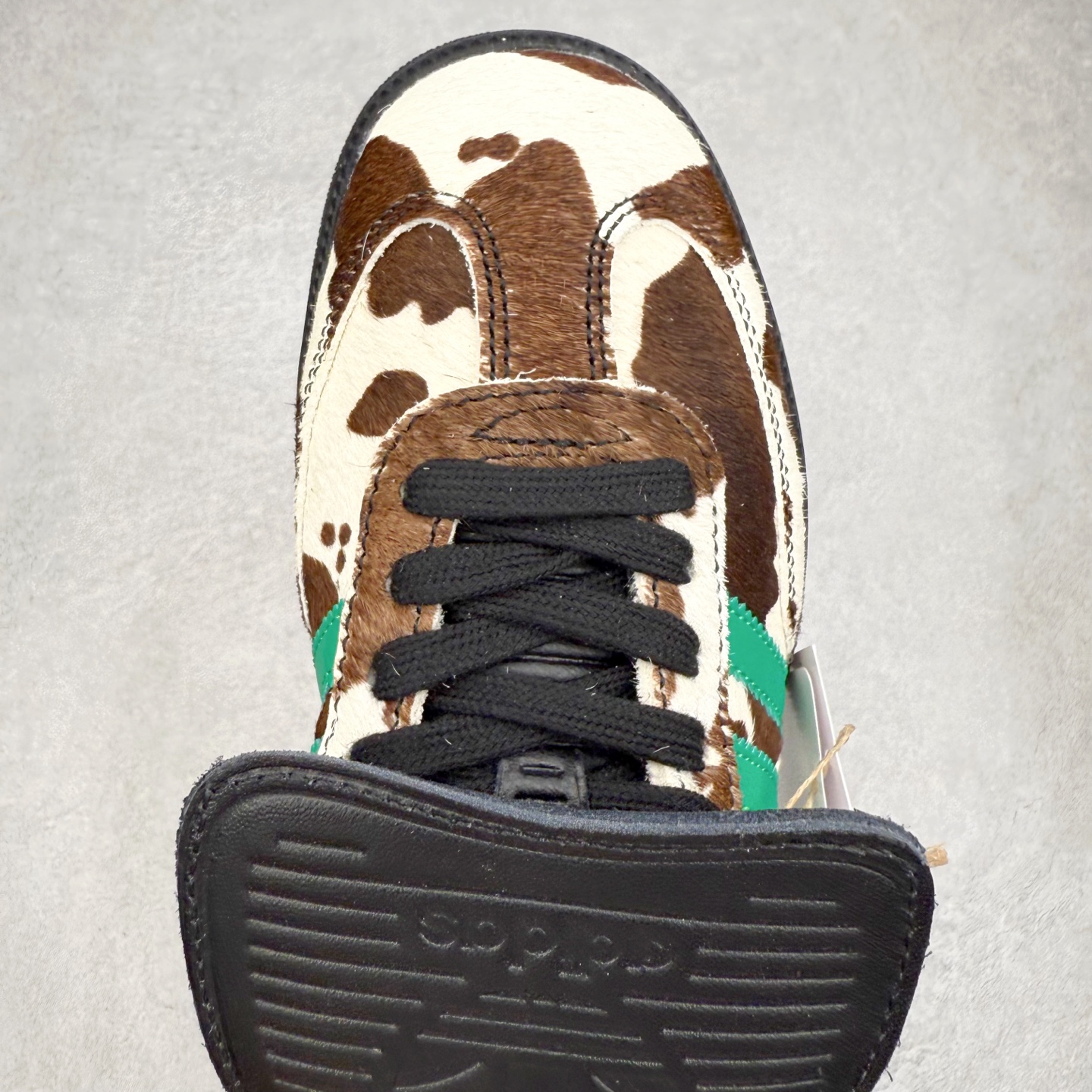 图片[4]-AD Original Samba OG 复古经典轻便板鞋 JS3930 口碑大厂出品 品控大底版型不断改良更新 全套原纸板楦头开发 确保原汁原味 完美呈现桑巴版型 一比一鞋头弧度高度鞋身弧度 此版本只针对中端市场 皮料材质有所更替 其他数据细节工艺流程均保持一致 绝不口嗨 细节品控鞋型随意对比 正确烫金高频细节 原装纳米超迁皮料 独家私模橡胶大底 原盒原配 这款桑巴鞋展示了高质量的工艺 带有装饰的超锁缝制和无缝的手感 柔软、柔软的皮革造型和标志性的3条纹完成了精致的外观 正规合身鞋带 鞋面上有绒面鞋垫 橡胶鞋底 享受正畸套筒软感 自50年代首次亮相以来就一直在赢得粉丝的青睐 尺码：35.5 36 36.5 37.5 38 38.5 39 40 40.5 41 42 42.5 43 44 44.5 45-选品中心