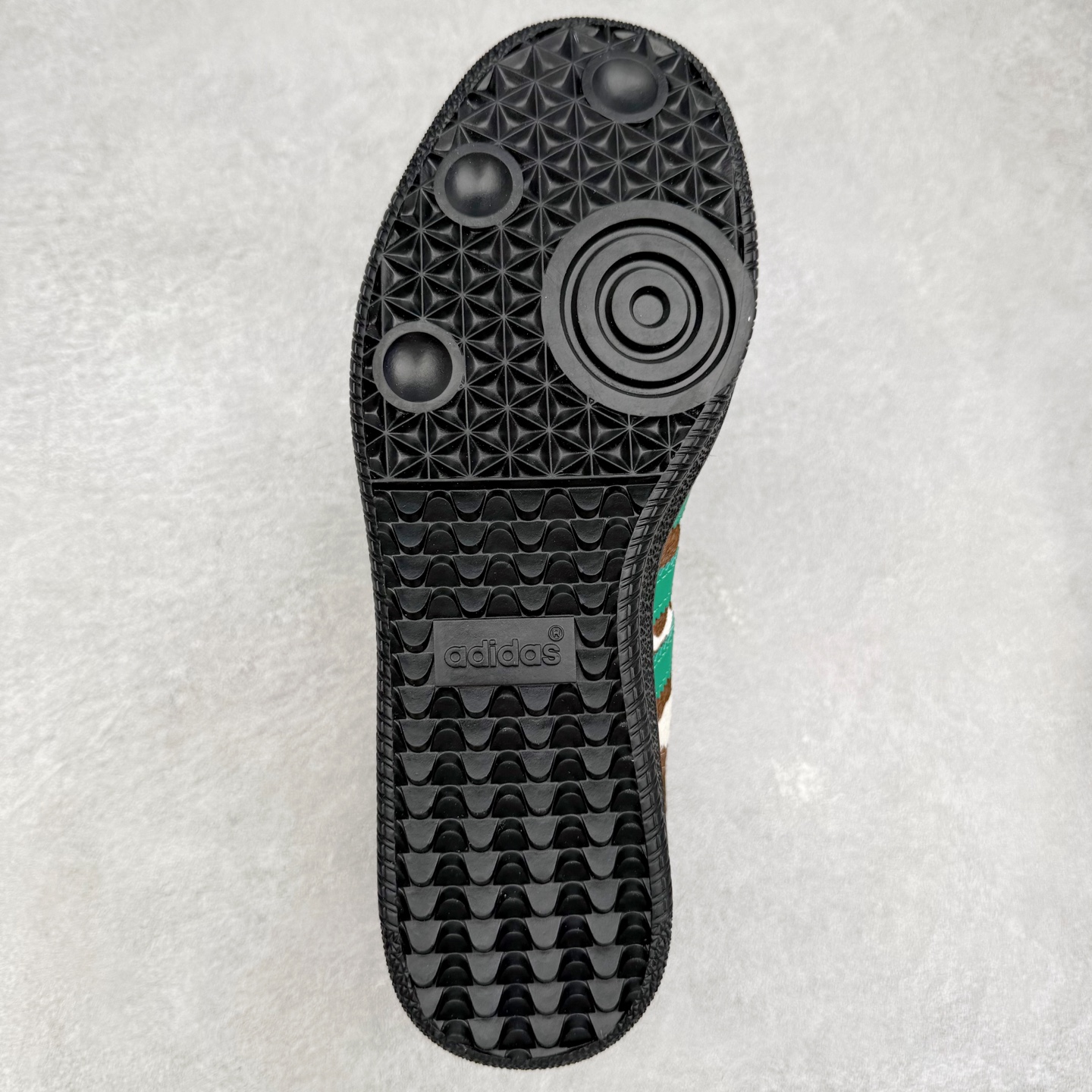 图片[9]-AD Original Samba OG 复古经典轻便板鞋 JS3930 口碑大厂出品 品控大底版型不断改良更新 全套原纸板楦头开发 确保原汁原味 完美呈现桑巴版型 一比一鞋头弧度高度鞋身弧度 此版本只针对中端市场 皮料材质有所更替 其他数据细节工艺流程均保持一致 绝不口嗨 细节品控鞋型随意对比 正确烫金高频细节 原装纳米超迁皮料 独家私模橡胶大底 原盒原配 这款桑巴鞋展示了高质量的工艺 带有装饰的超锁缝制和无缝的手感 柔软、柔软的皮革造型和标志性的3条纹完成了精致的外观 正规合身鞋带 鞋面上有绒面鞋垫 橡胶鞋底 享受正畸套筒软感 自50年代首次亮相以来就一直在赢得粉丝的青睐 尺码：35.5 36 36.5 37.5 38 38.5 39 40 40.5 41 42 42.5 43 44 44.5 45-选品中心