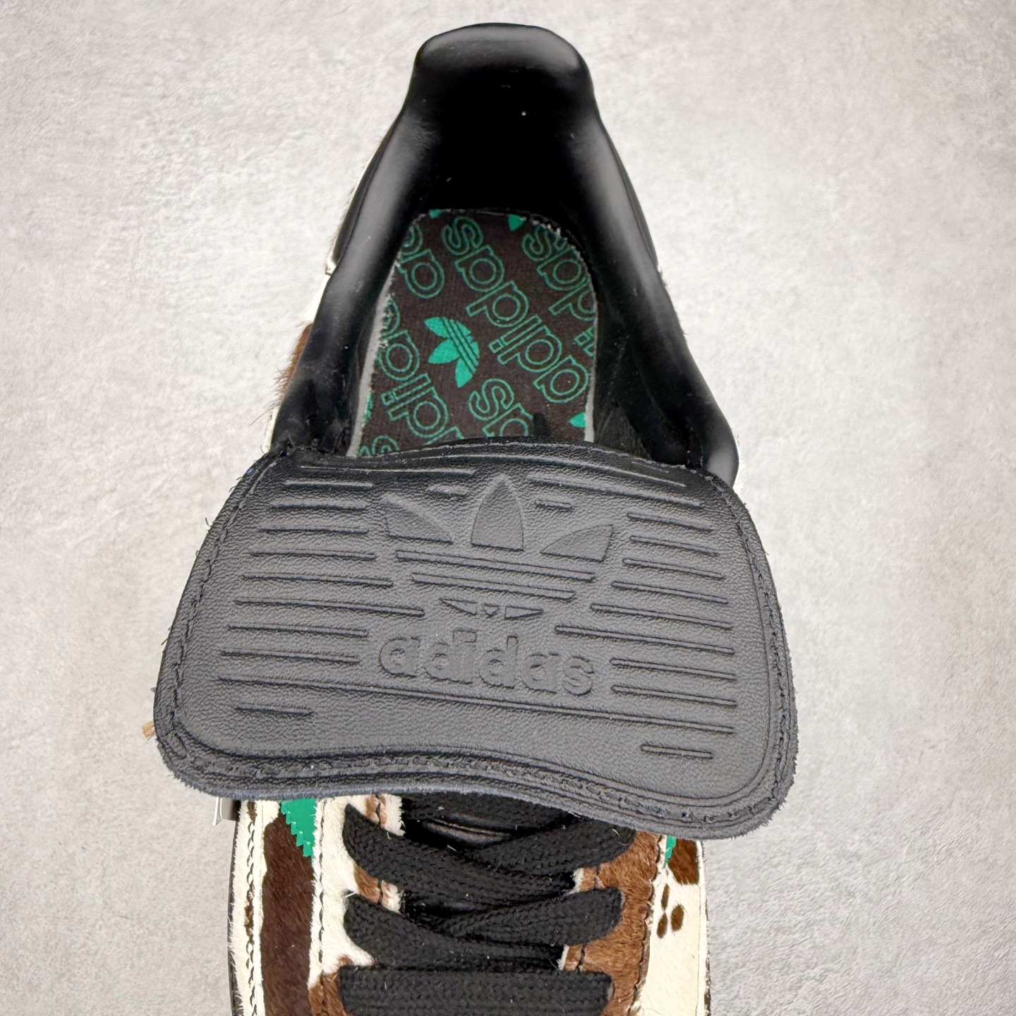 图片[5]-AD Original Samba OG 复古经典轻便板鞋 JS3930 口碑大厂出品 品控大底版型不断改良更新 全套原纸板楦头开发 确保原汁原味 完美呈现桑巴版型 一比一鞋头弧度高度鞋身弧度 此版本只针对中端市场 皮料材质有所更替 其他数据细节工艺流程均保持一致 绝不口嗨 细节品控鞋型随意对比 正确烫金高频细节 原装纳米超迁皮料 独家私模橡胶大底 原盒原配 这款桑巴鞋展示了高质量的工艺 带有装饰的超锁缝制和无缝的手感 柔软、柔软的皮革造型和标志性的3条纹完成了精致的外观 正规合身鞋带 鞋面上有绒面鞋垫 橡胶鞋底 享受正畸套筒软感 自50年代首次亮相以来就一直在赢得粉丝的青睐 尺码：35.5 36 36.5 37.5 38 38.5 39 40 40.5 41 42 42.5 43 44 44.5 45-选品中心