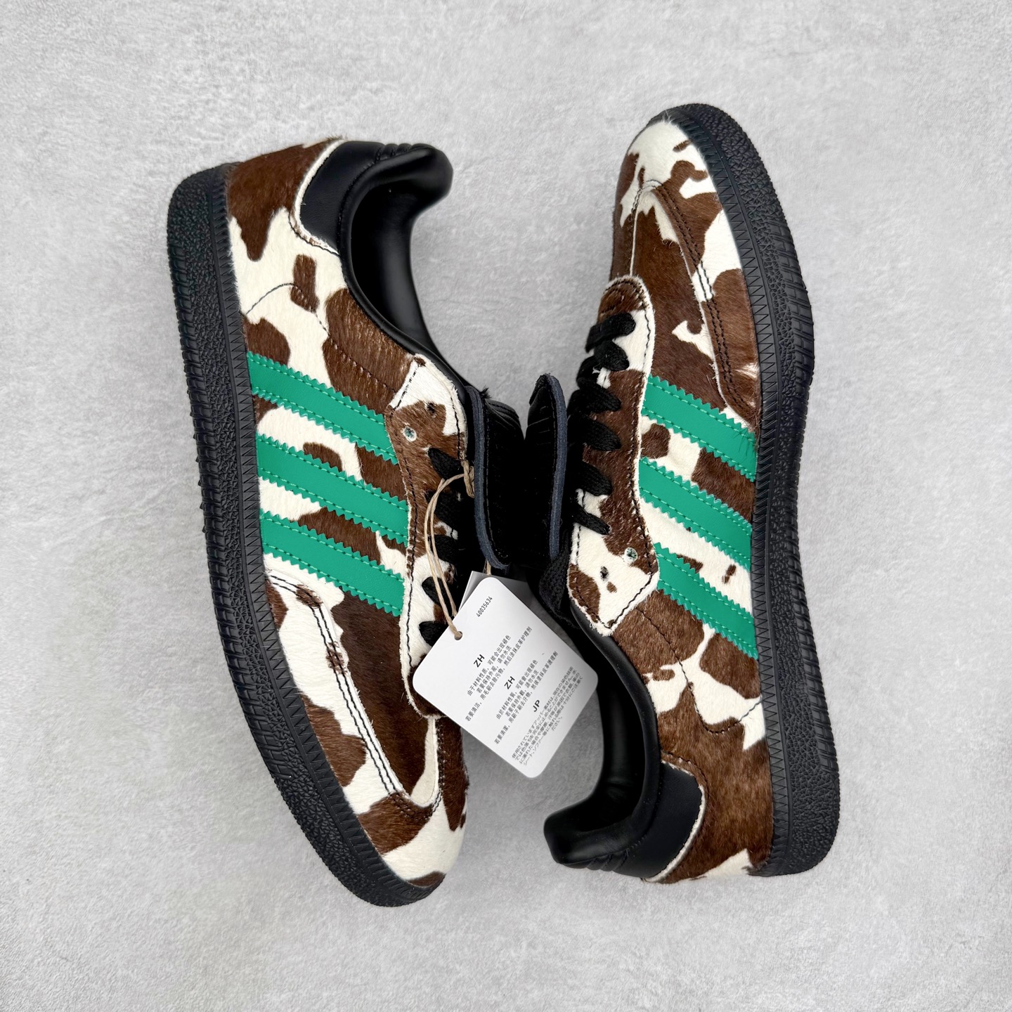 图片[3]-AD Original Samba OG 复古经典轻便板鞋 JS3930 口碑大厂出品 品控大底版型不断改良更新 全套原纸板楦头开发 确保原汁原味 完美呈现桑巴版型 一比一鞋头弧度高度鞋身弧度 此版本只针对中端市场 皮料材质有所更替 其他数据细节工艺流程均保持一致 绝不口嗨 细节品控鞋型随意对比 正确烫金高频细节 原装纳米超迁皮料 独家私模橡胶大底 原盒原配 这款桑巴鞋展示了高质量的工艺 带有装饰的超锁缝制和无缝的手感 柔软、柔软的皮革造型和标志性的3条纹完成了精致的外观 正规合身鞋带 鞋面上有绒面鞋垫 橡胶鞋底 享受正畸套筒软感 自50年代首次亮相以来就一直在赢得粉丝的青睐 尺码：35.5 36 36.5 37.5 38 38.5 39 40 40.5 41 42 42.5 43 44 44.5 45-选品中心