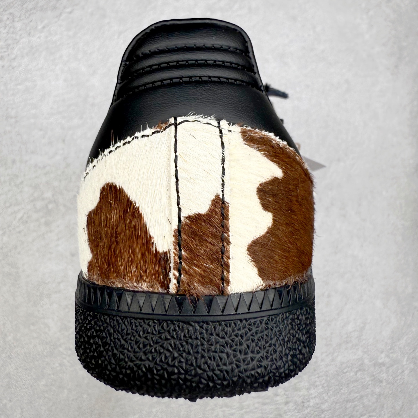 图片[8]-AD Original Samba OG 复古经典轻便板鞋 JS3930 口碑大厂出品 品控大底版型不断改良更新 全套原纸板楦头开发 确保原汁原味 完美呈现桑巴版型 一比一鞋头弧度高度鞋身弧度 此版本只针对中端市场 皮料材质有所更替 其他数据细节工艺流程均保持一致 绝不口嗨 细节品控鞋型随意对比 正确烫金高频细节 原装纳米超迁皮料 独家私模橡胶大底 原盒原配 这款桑巴鞋展示了高质量的工艺 带有装饰的超锁缝制和无缝的手感 柔软、柔软的皮革造型和标志性的3条纹完成了精致的外观 正规合身鞋带 鞋面上有绒面鞋垫 橡胶鞋底 享受正畸套筒软感 自50年代首次亮相以来就一直在赢得粉丝的青睐 尺码：35.5 36 36.5 37.5 38 38.5 39 40 40.5 41 42 42.5 43 44 44.5 45-选品中心