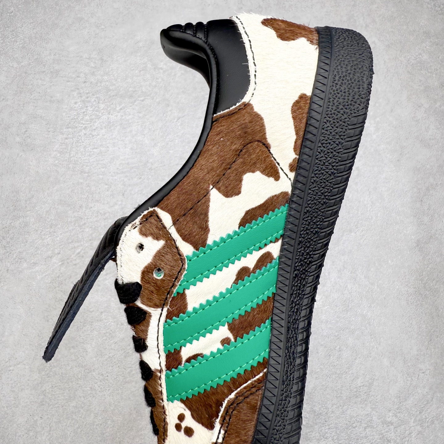 图片[7]-AD Original Samba OG 复古经典轻便板鞋 JS3930 口碑大厂出品 品控大底版型不断改良更新 全套原纸板楦头开发 确保原汁原味 完美呈现桑巴版型 一比一鞋头弧度高度鞋身弧度 此版本只针对中端市场 皮料材质有所更替 其他数据细节工艺流程均保持一致 绝不口嗨 细节品控鞋型随意对比 正确烫金高频细节 原装纳米超迁皮料 独家私模橡胶大底 原盒原配 这款桑巴鞋展示了高质量的工艺 带有装饰的超锁缝制和无缝的手感 柔软、柔软的皮革造型和标志性的3条纹完成了精致的外观 正规合身鞋带 鞋面上有绒面鞋垫 橡胶鞋底 享受正畸套筒软感 自50年代首次亮相以来就一直在赢得粉丝的青睐 尺码：35.5 36 36.5 37.5 38 38.5 39 40 40.5 41 42 42.5 43 44 44.5 45-选品中心