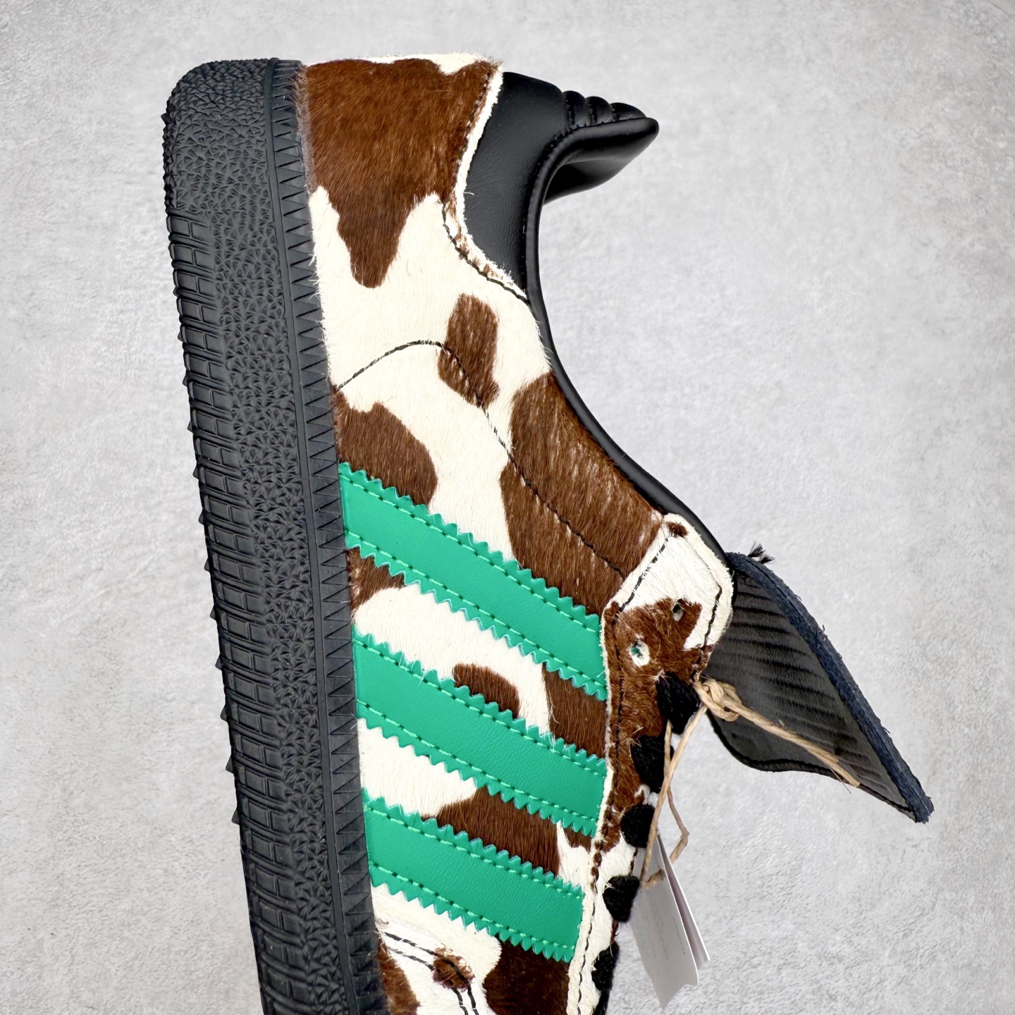 图片[6]-AD Original Samba OG 复古经典轻便板鞋 JS3930 口碑大厂出品 品控大底版型不断改良更新 全套原纸板楦头开发 确保原汁原味 完美呈现桑巴版型 一比一鞋头弧度高度鞋身弧度 此版本只针对中端市场 皮料材质有所更替 其他数据细节工艺流程均保持一致 绝不口嗨 细节品控鞋型随意对比 正确烫金高频细节 原装纳米超迁皮料 独家私模橡胶大底 原盒原配 这款桑巴鞋展示了高质量的工艺 带有装饰的超锁缝制和无缝的手感 柔软、柔软的皮革造型和标志性的3条纹完成了精致的外观 正规合身鞋带 鞋面上有绒面鞋垫 橡胶鞋底 享受正畸套筒软感 自50年代首次亮相以来就一直在赢得粉丝的青睐 尺码：35.5 36 36.5 37.5 38 38.5 39 40 40.5 41 42 42.5 43 44 44.5 45-选品中心