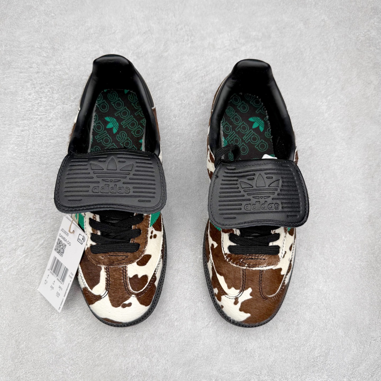 图片[2]-AD Original Samba OG 复古经典轻便板鞋 JS3930 口碑大厂出品 品控大底版型不断改良更新 全套原纸板楦头开发 确保原汁原味 完美呈现桑巴版型 一比一鞋头弧度高度鞋身弧度 此版本只针对中端市场 皮料材质有所更替 其他数据细节工艺流程均保持一致 绝不口嗨 细节品控鞋型随意对比 正确烫金高频细节 原装纳米超迁皮料 独家私模橡胶大底 原盒原配 这款桑巴鞋展示了高质量的工艺 带有装饰的超锁缝制和无缝的手感 柔软、柔软的皮革造型和标志性的3条纹完成了精致的外观 正规合身鞋带 鞋面上有绒面鞋垫 橡胶鞋底 享受正畸套筒软感 自50年代首次亮相以来就一直在赢得粉丝的青睐 尺码：35.5 36 36.5 37.5 38 38.5 39 40 40.5 41 42 42.5 43 44 44.5 45-选品中心