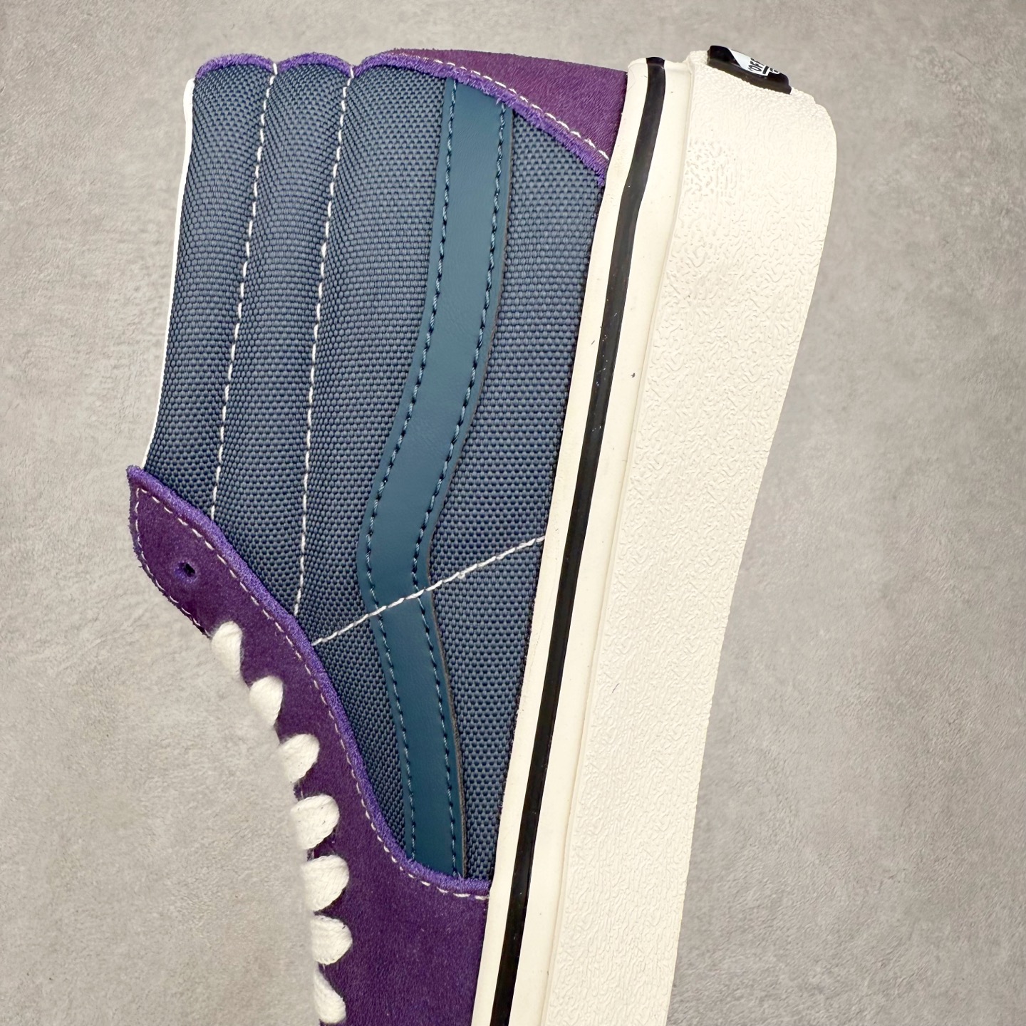 图片[7]-Vans SK8-Mid 蓝紫拼接 范斯复古中帮硫化帆布鞋 该鞋款以白色线条勾勒出整体造型效果，蓝紫帆布拼接鞋面打造整体鞋身，以SK8-Mid鞋身为蓝本，风格极具辨识度，上脚凸显穿搭功力 尺码：35 36 36.5 37 38 38.5 39 40 40.5 41 42 42.5 43 44-选品中心