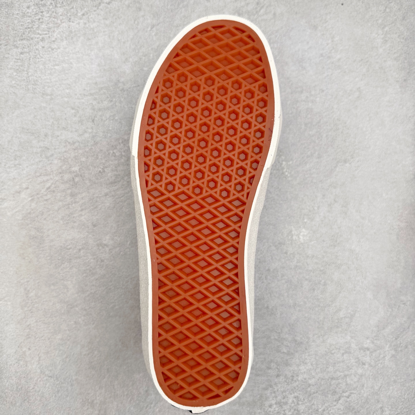 图片[9]-Vans SK8-Mid 蓝紫拼接 范斯复古中帮硫化帆布鞋 该鞋款以白色线条勾勒出整体造型效果，蓝紫帆布拼接鞋面打造整体鞋身，以SK8-Mid鞋身为蓝本，风格极具辨识度，上脚凸显穿搭功力 尺码：35 36 36.5 37 38 38.5 39 40 40.5 41 42 42.5 43 44-选品中心