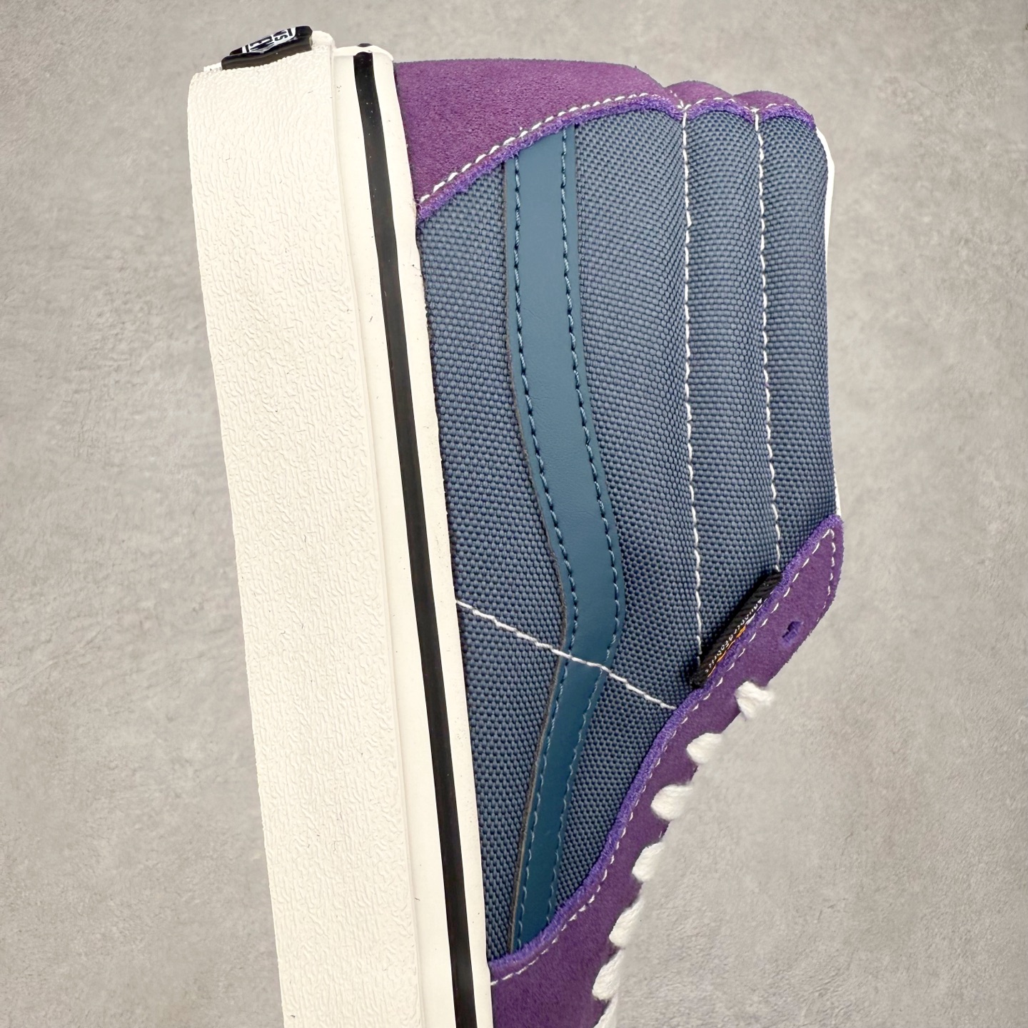 图片[6]-Vans SK8-Mid 蓝紫拼接 范斯复古中帮硫化帆布鞋 该鞋款以白色线条勾勒出整体造型效果，蓝紫帆布拼接鞋面打造整体鞋身，以SK8-Mid鞋身为蓝本，风格极具辨识度，上脚凸显穿搭功力 尺码：35 36 36.5 37 38 38.5 39 40 40.5 41 42 42.5 43 44-选品中心
