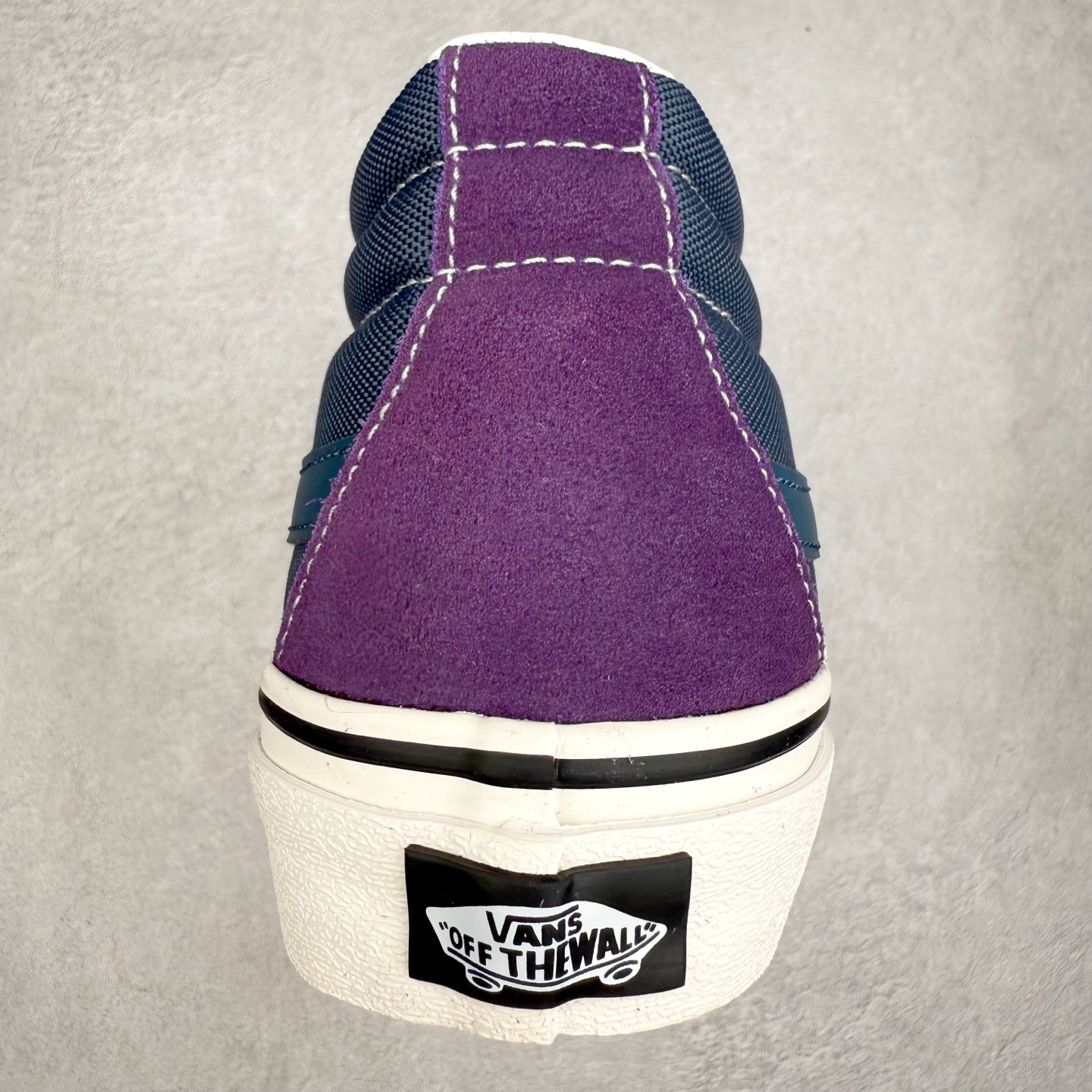 图片[8]-Vans SK8-Mid 蓝紫拼接 范斯复古中帮硫化帆布鞋 该鞋款以白色线条勾勒出整体造型效果，蓝紫帆布拼接鞋面打造整体鞋身，以SK8-Mid鞋身为蓝本，风格极具辨识度，上脚凸显穿搭功力 尺码：35 36 36.5 37 38 38.5 39 40 40.5 41 42 42.5 43 44-选品中心