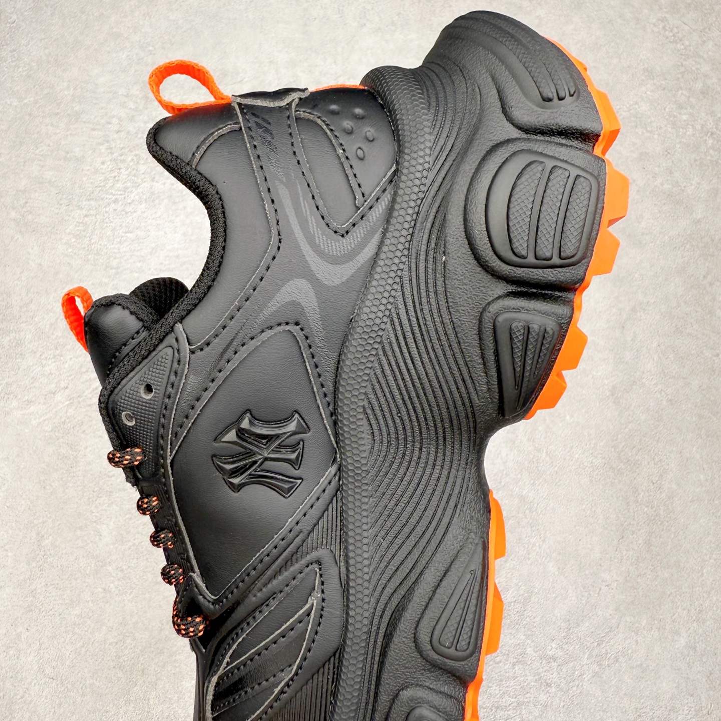 图片[7]-MLB New York Yankees Curve Runner 舒适百搭流浪鞋防滑耐磨低帮跑步鞋 Korea韩国联名NY美国榄球纽约洋基队限定 目前可过轻松秒过各类鉴定 能操作的私聊 韩国代购专供 左脚内置NFC感应 区别市面贴纸假芯片 MLB专用菱形双针中底布 重点细节中底布带注胶孔 原厂NFC感应吊牌 支持鉴定 一个两位数 原盒原标 全套原楦原纸板原厂数据开发 中韩文保养标贴 绿色防霉片 平台代购专供 独家一比一RB+MD组合大底 高频后跟小人Logo精准对位立体饱满 正确网布加超迁鞋面 转印中底走线紧密 转印Logo工艺表层防刮不掉色 尺码：35 36 36.5 37.5 38 38.5 39 40 40.5 41 42 42.5 43 44 44.5 45-选品中心